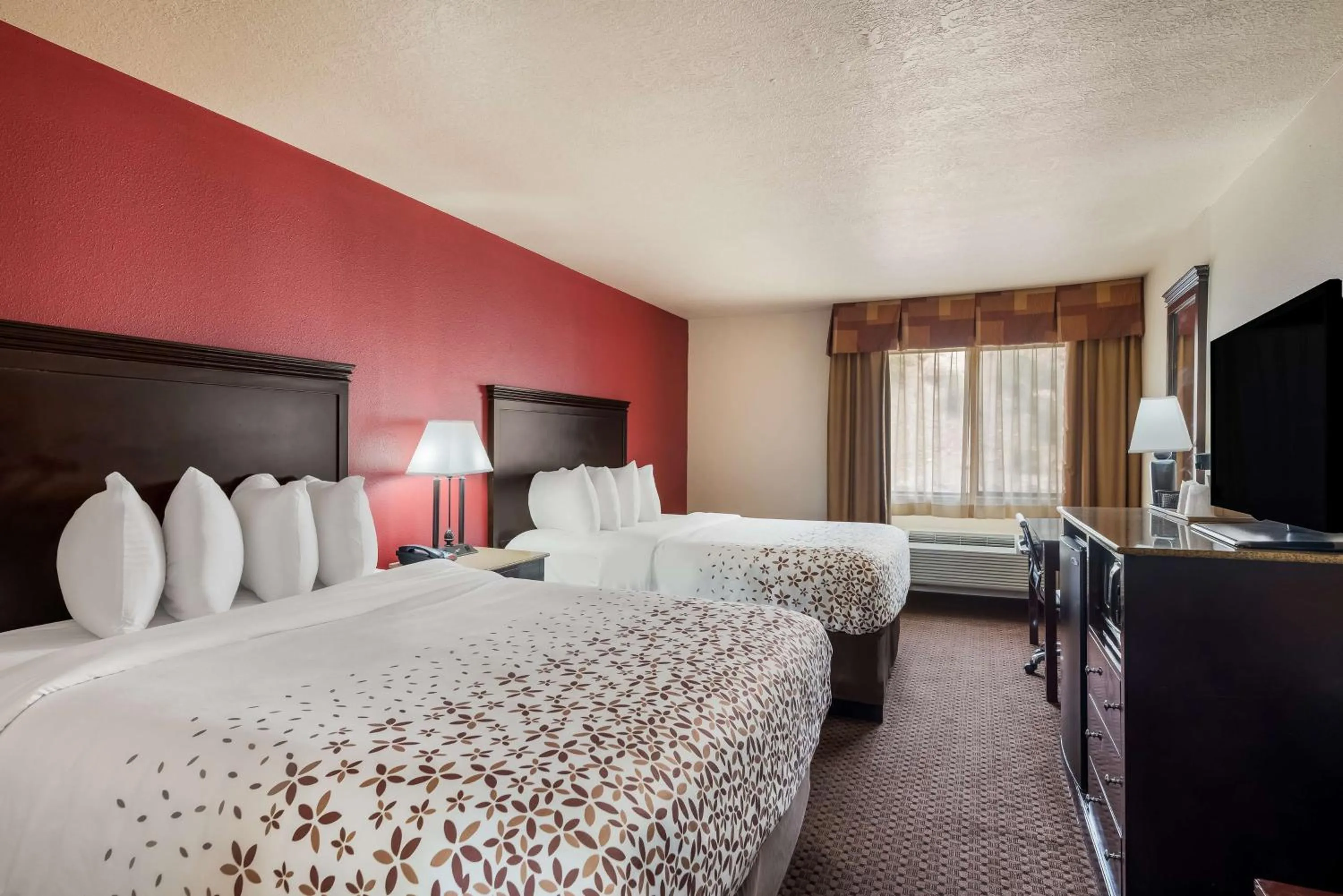 Bedroom, Bed in SureStay Plus Hotel by Best Western Silver City