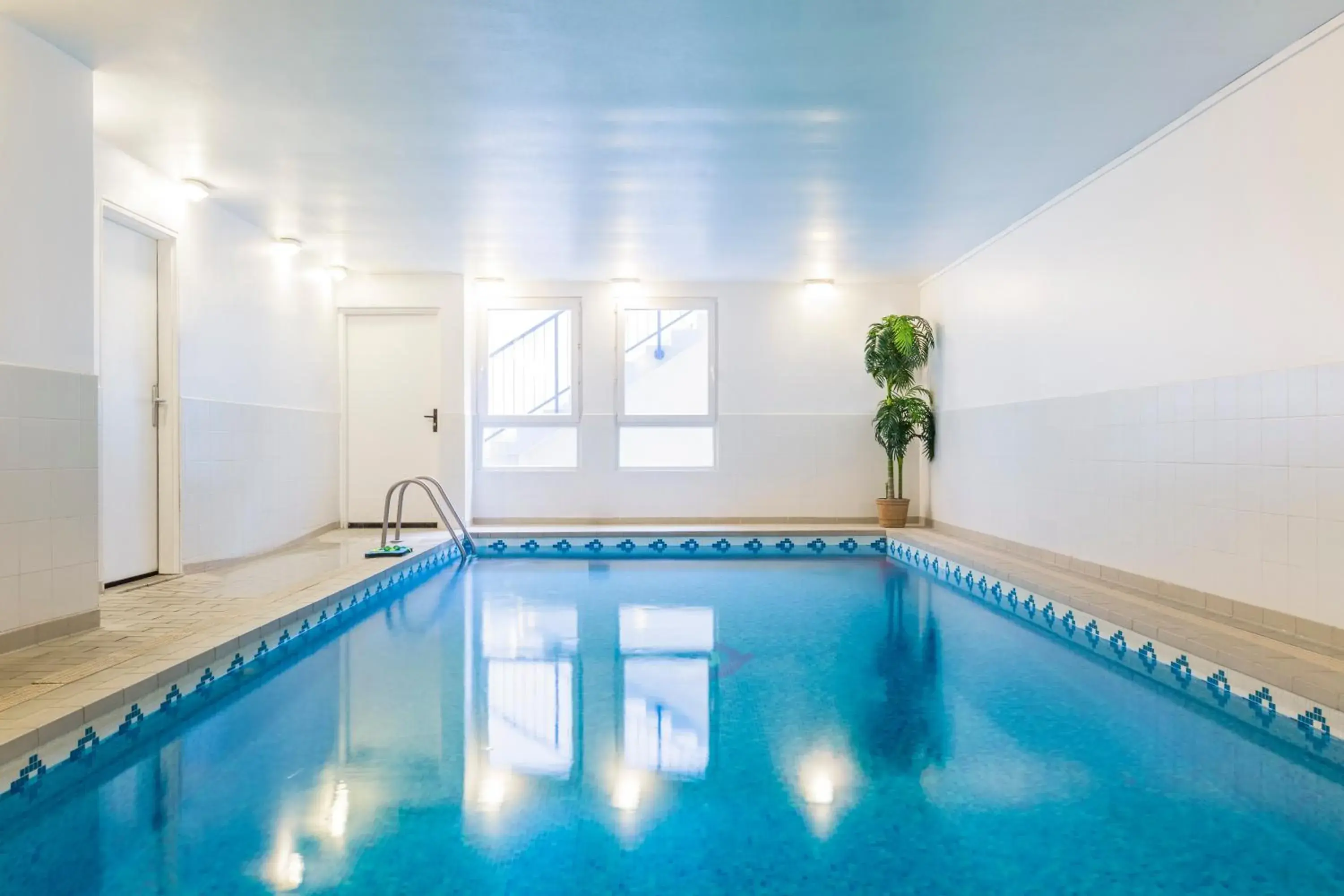 Swimming pool in Aparthotel Adagio Access Paris Vanves - Porte de Versailles Swimming pool in Aparthotel Adagio Access Paris Vanves - Porte de Versailles