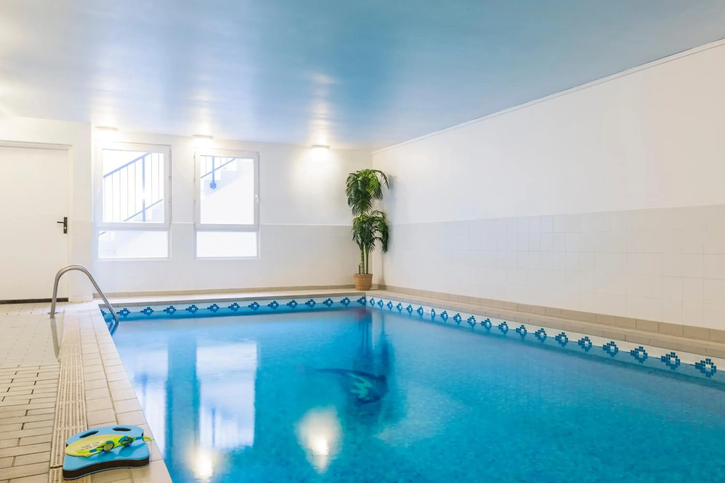 Swimming pool in Aparthotel Adagio Access Paris Vanves - Porte de Versailles Swimming pool in Aparthotel Adagio Access Paris Vanves - Porte de Versailles