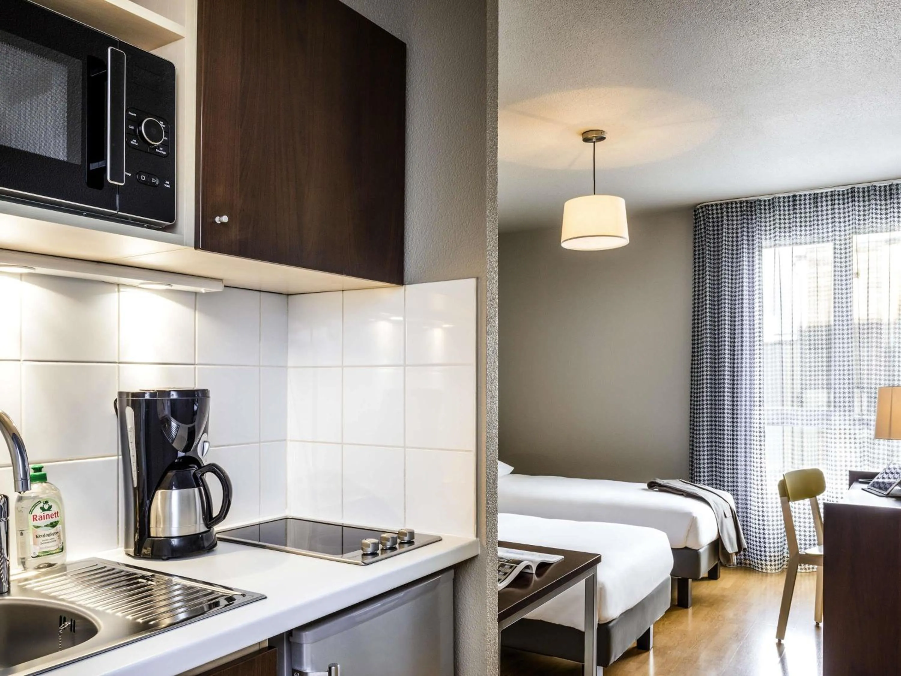 Property building, Bed in Aparthotel Adagio Access Paris Vanves - Porte de Châtillon