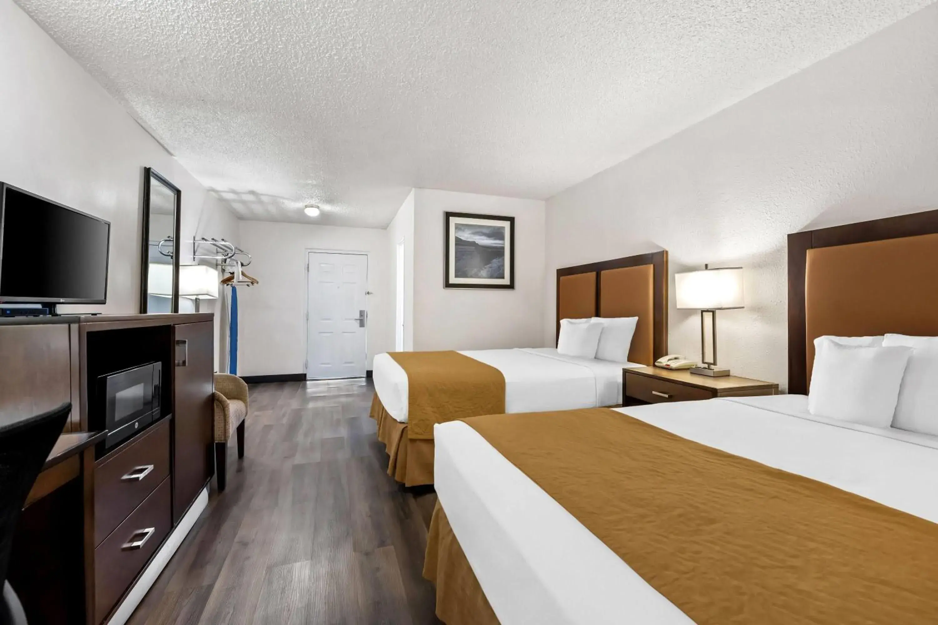 Bed in Travelodge by Wyndham Page, View of Lake Powell Bed in Travelodge by Wyndham Page, View of Lake Powell