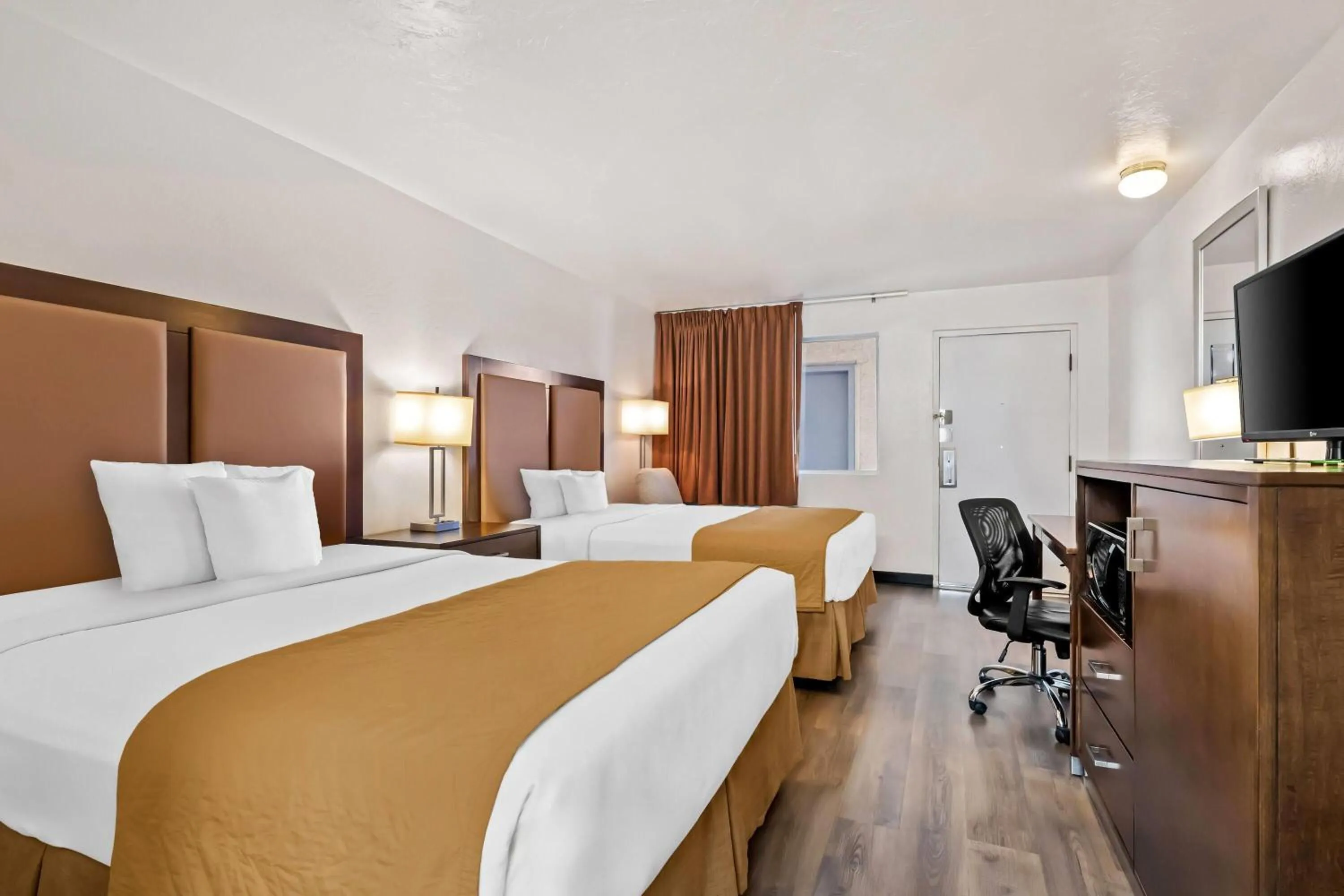 Bed in Travelodge by Wyndham Page, View of Lake Powell