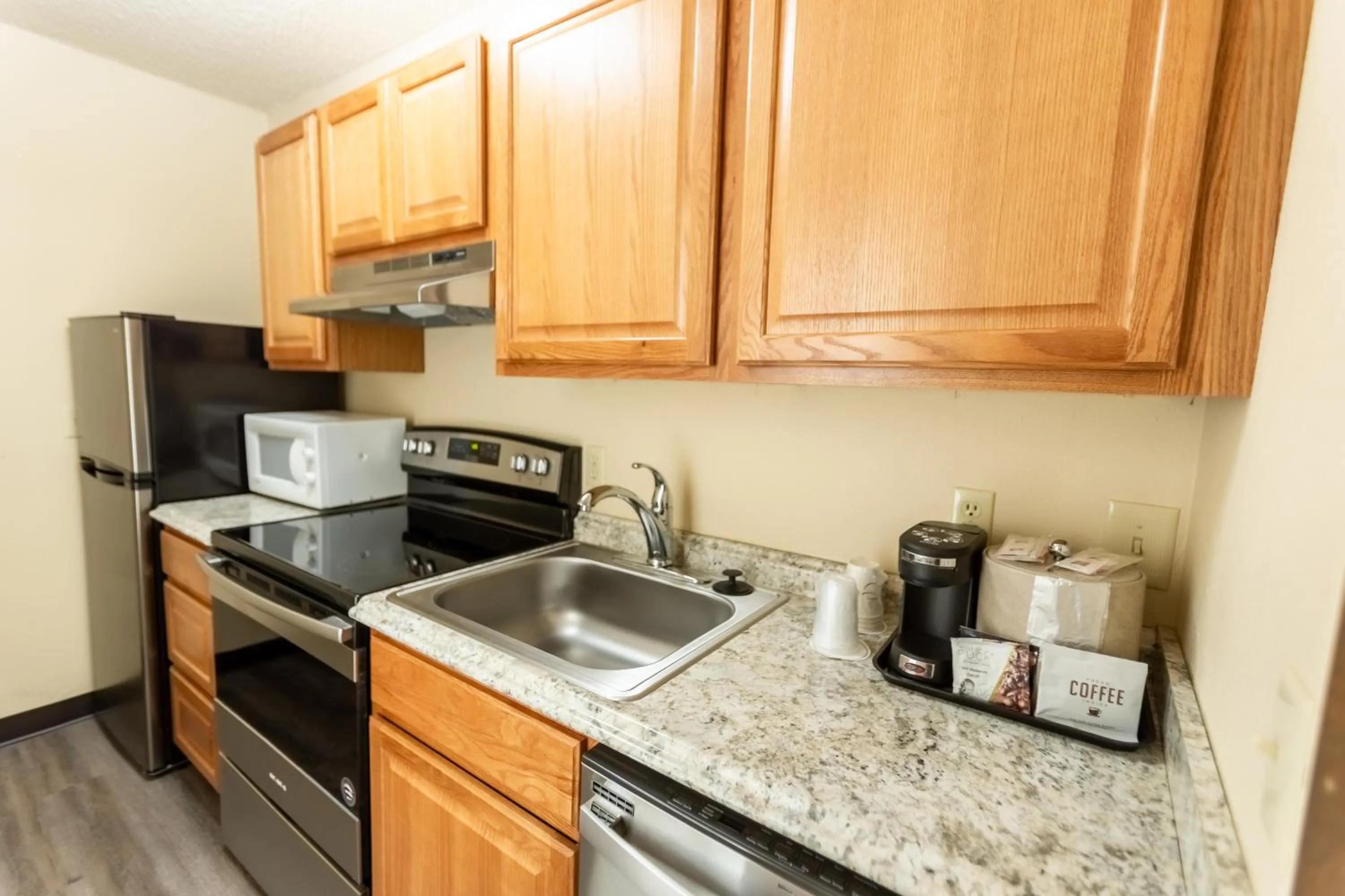 Kitchen or kitchenette in RiverTree Inn & Suites