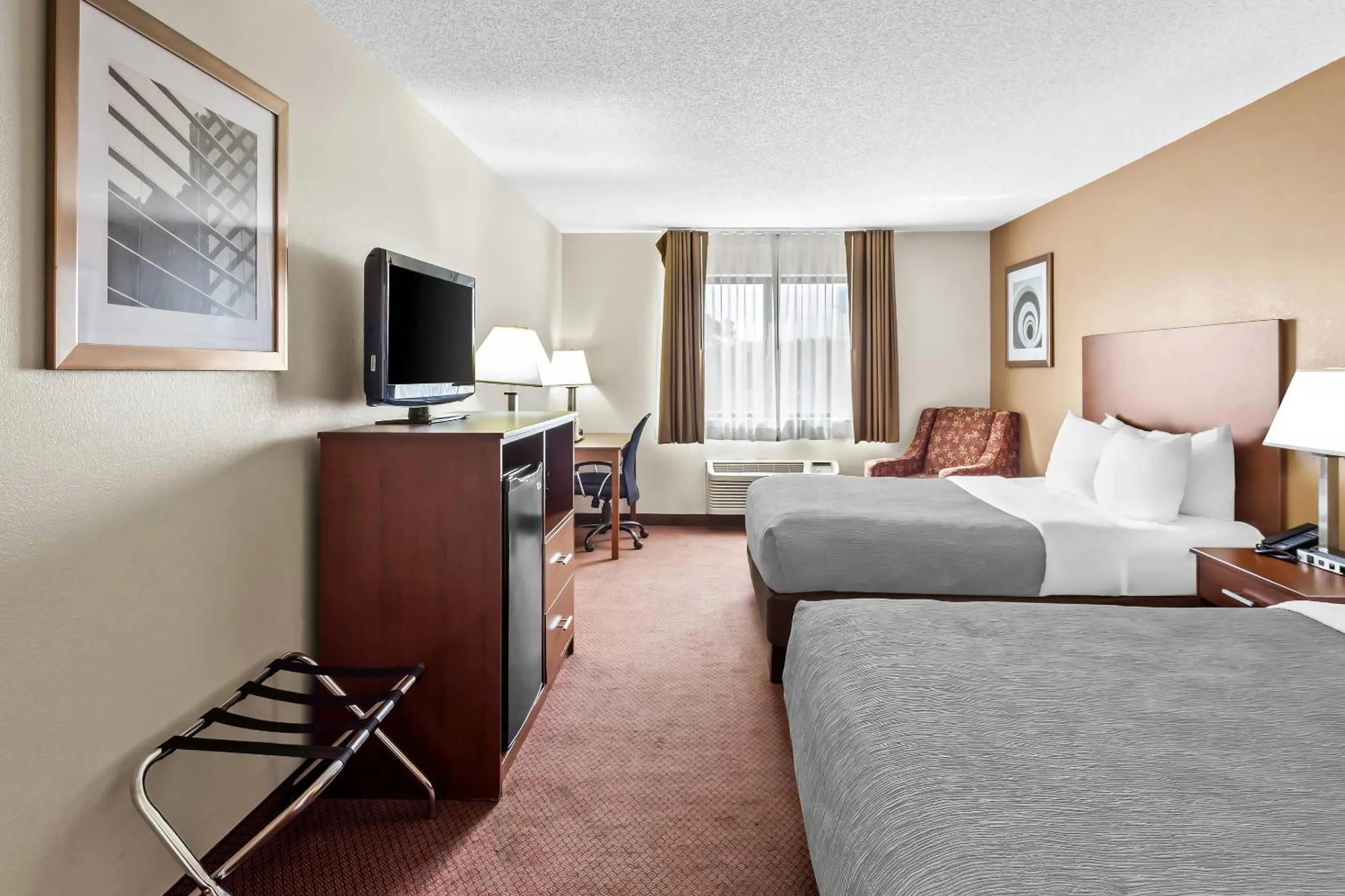 Bedroom, Bed in Quality Inn-Sawyer