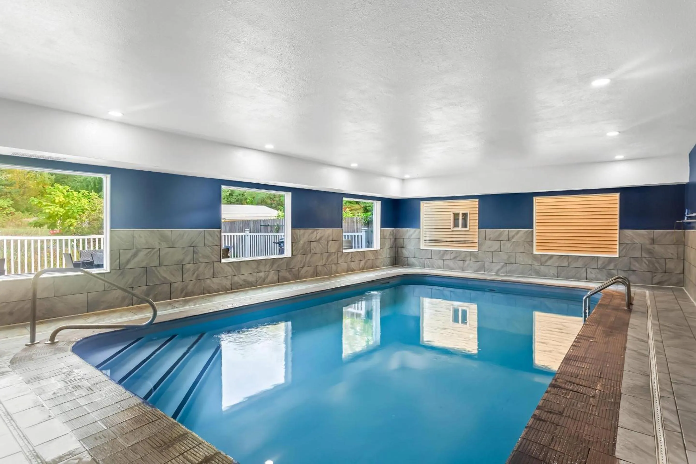 Swimming pool in Quality Inn-Sawyer