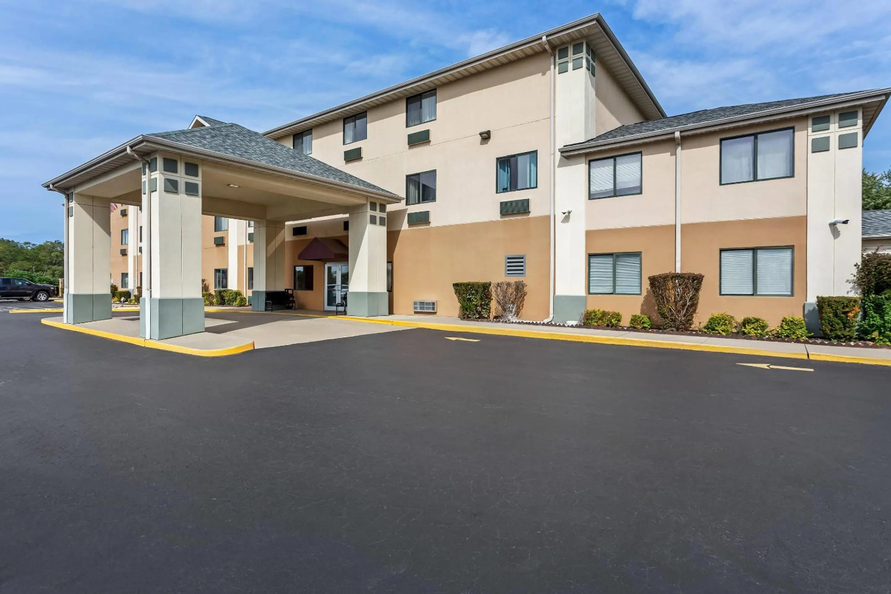 Property building in Quality Inn-Sawyer