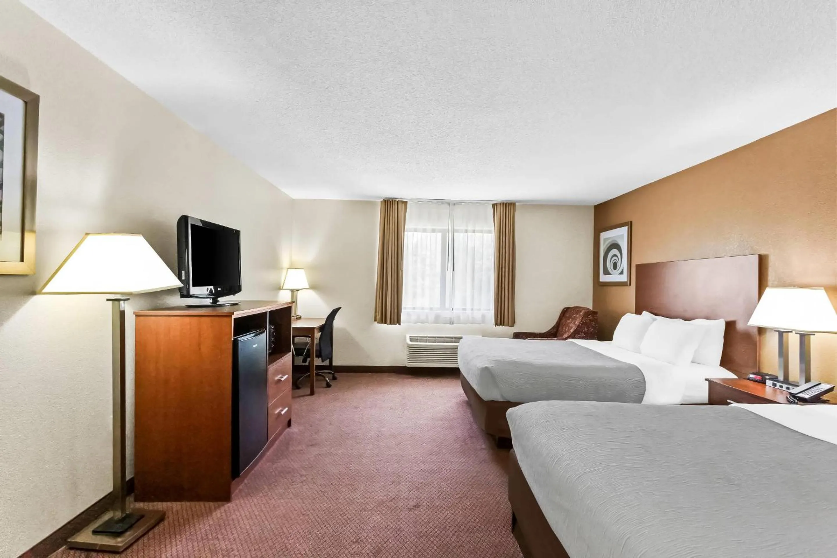 Bedroom, Bed in Quality Inn-Sawyer