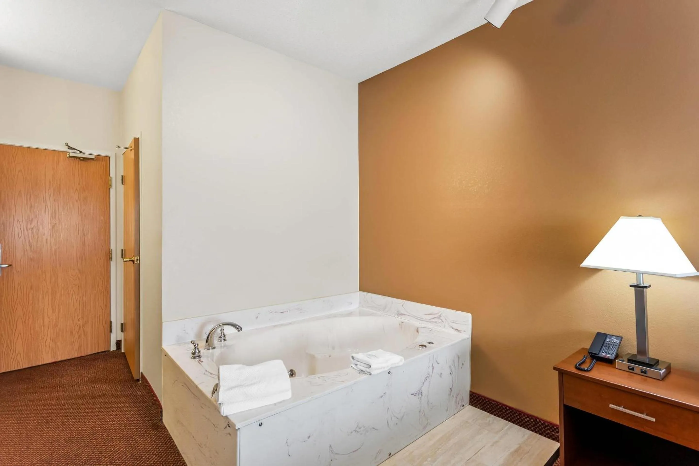 Bedroom, Bed in Quality Inn-Sawyer