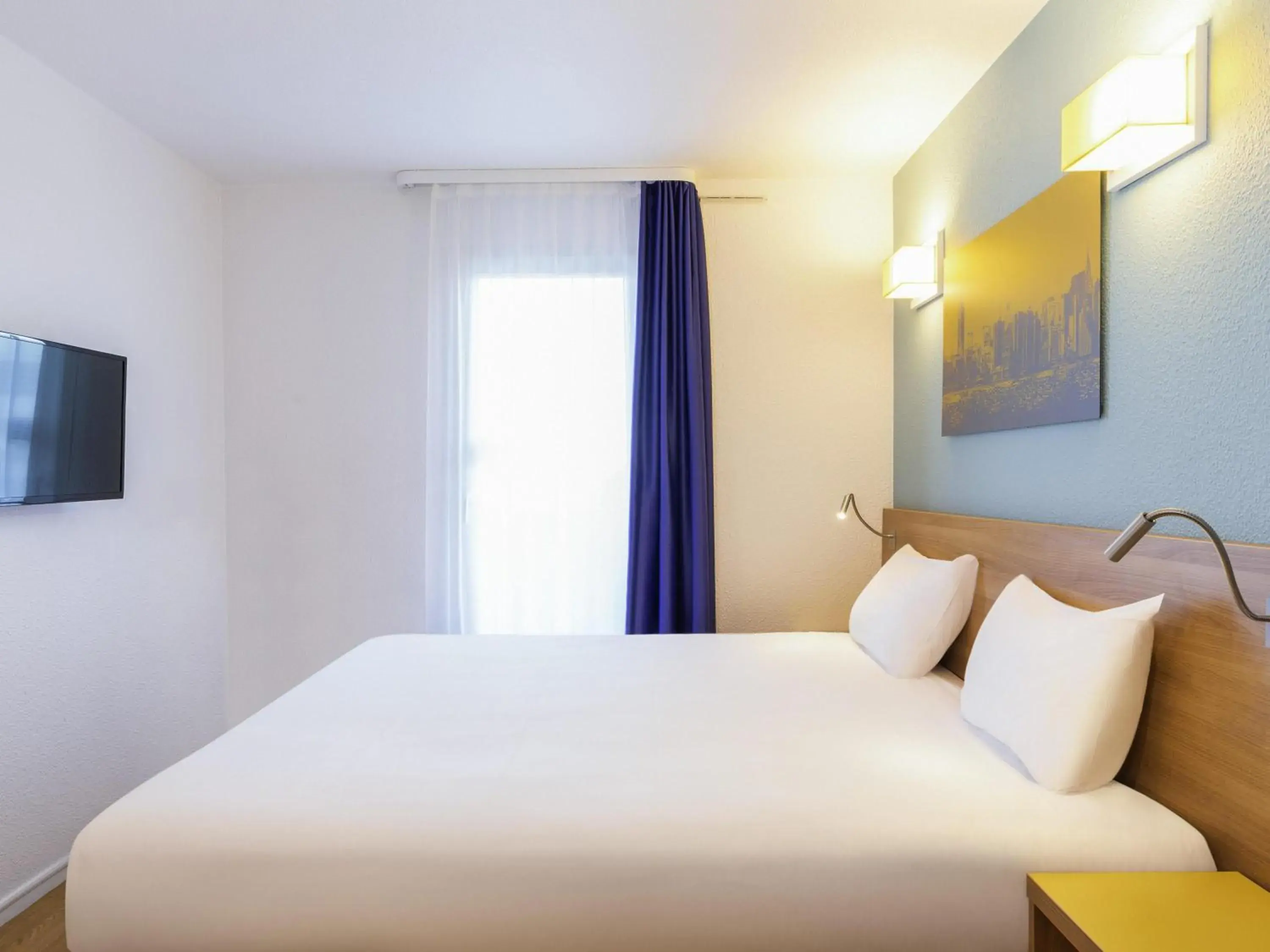 Property building, Bed in Aparthotel Adagio Access La Défense - Place Charras Property building, Bed in Aparthotel Adagio Access La Défense - Place Charras