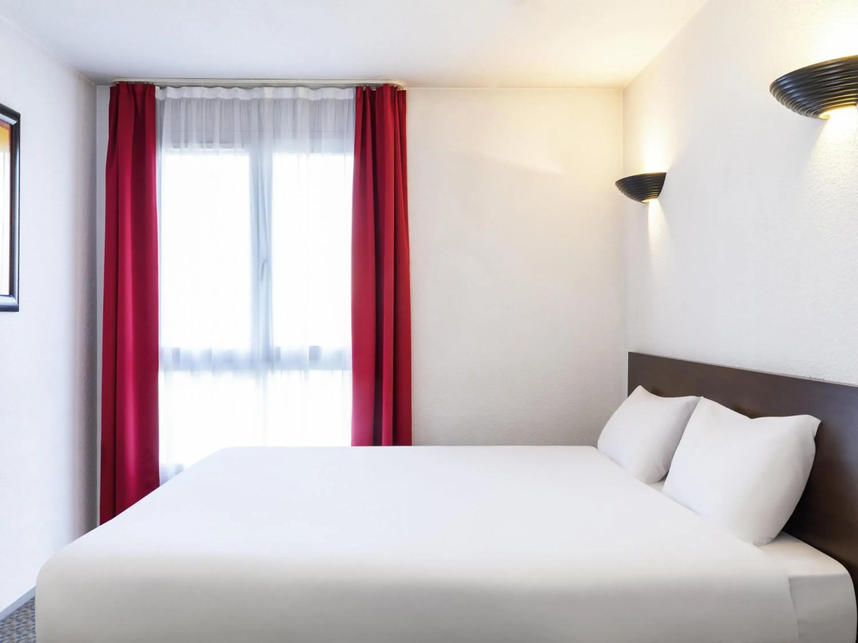 Bedroom, Bed in Aparthotel Adagio Access La Défense - Place Charras Bedroom, Bed in Aparthotel Adagio Access La Défense - Place Charras
