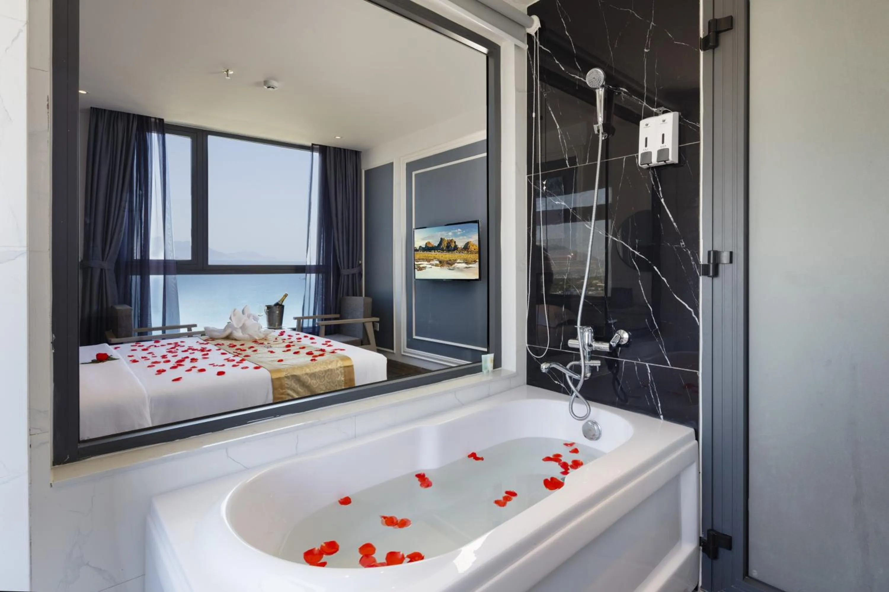 Hot Tub, Bed in Ruby Luxury Hotel