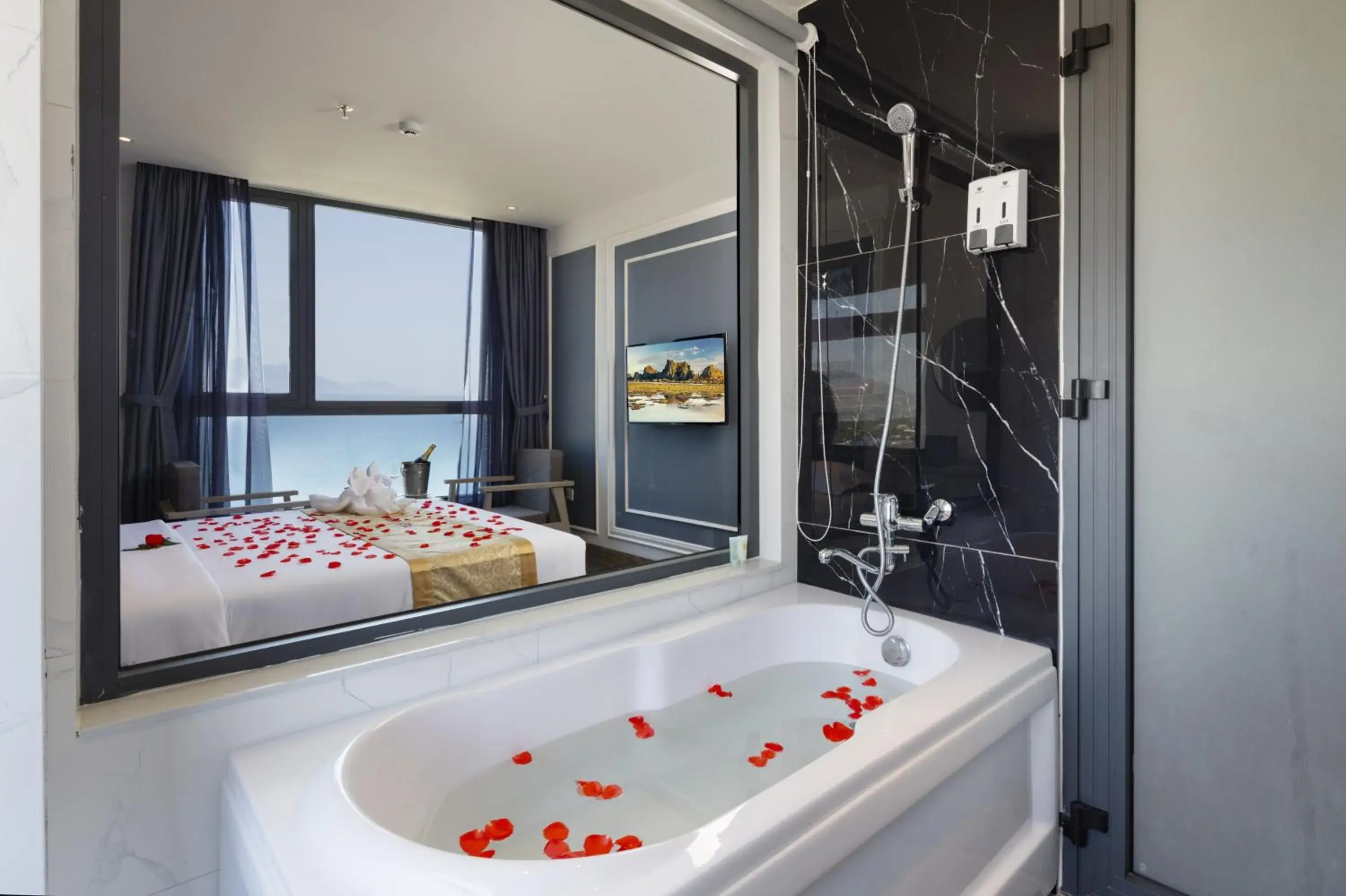 Hot Tub, Bed in Ruby Hotel Hot Tub, Bed in Ruby Hotel