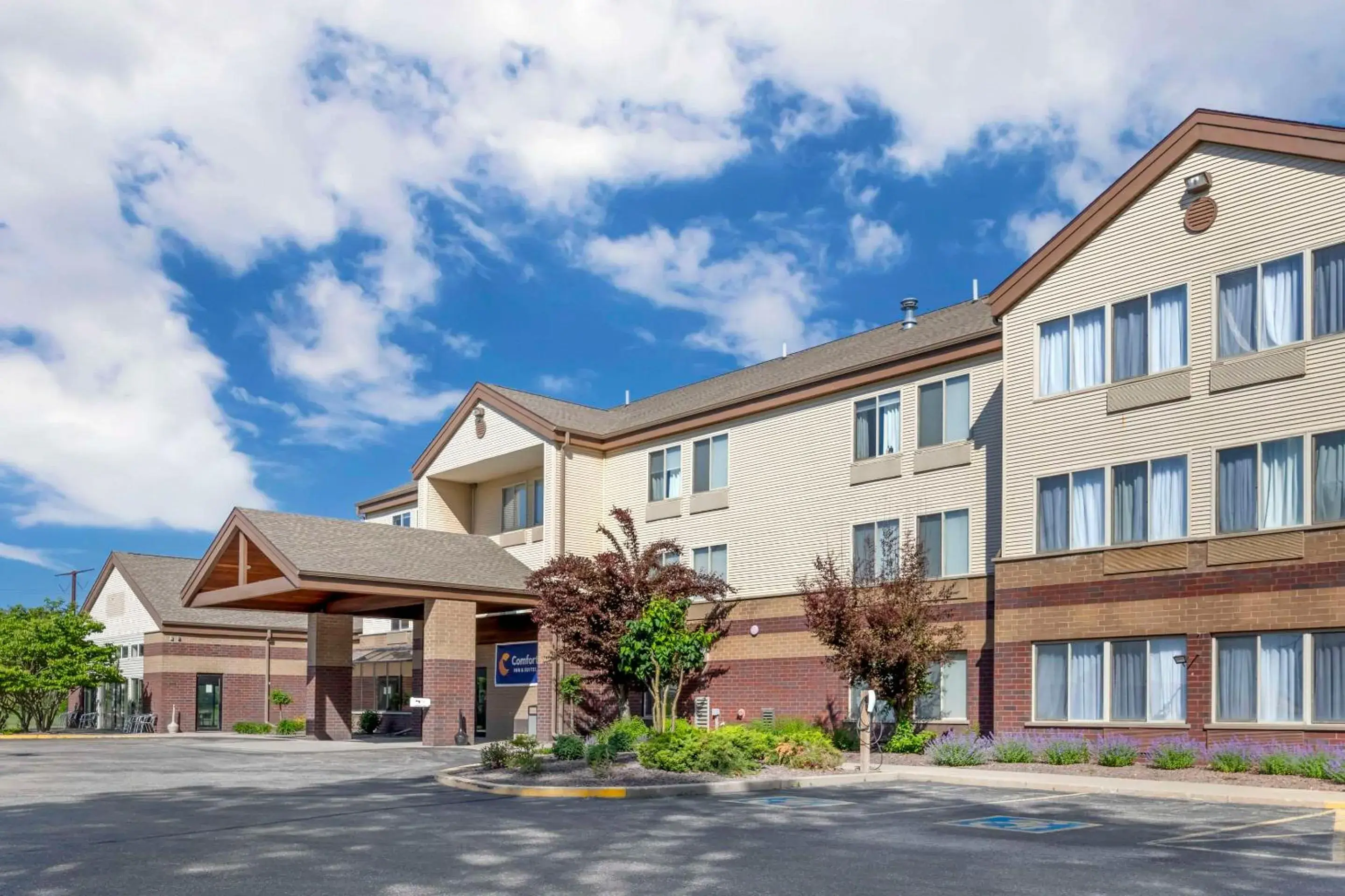 Property building in Comfort Inn & Suites Property building in Comfort Inn & Suites