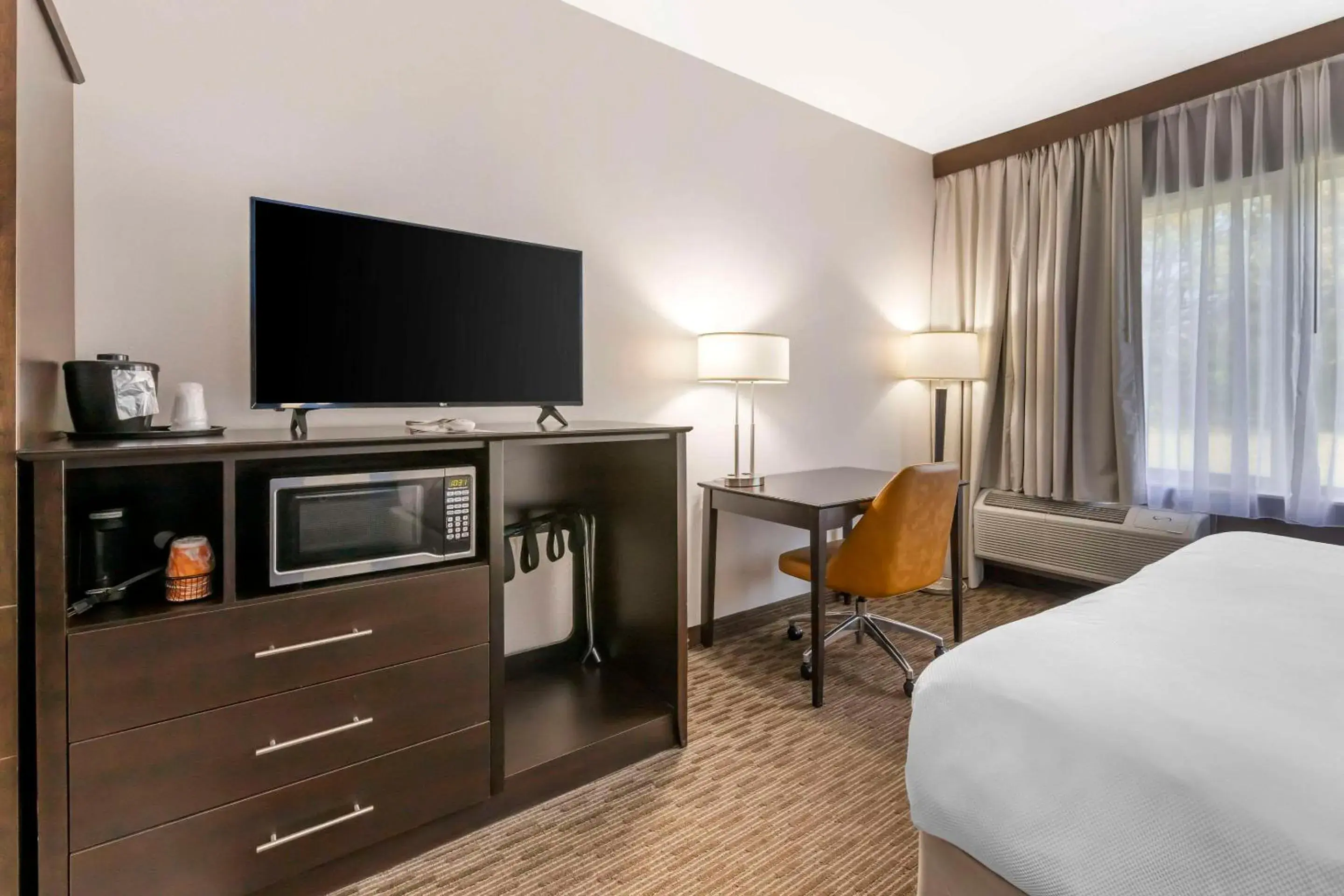 Bedroom, Bed in Comfort Inn & Suites Bedroom, Bed in Comfort Inn & Suites