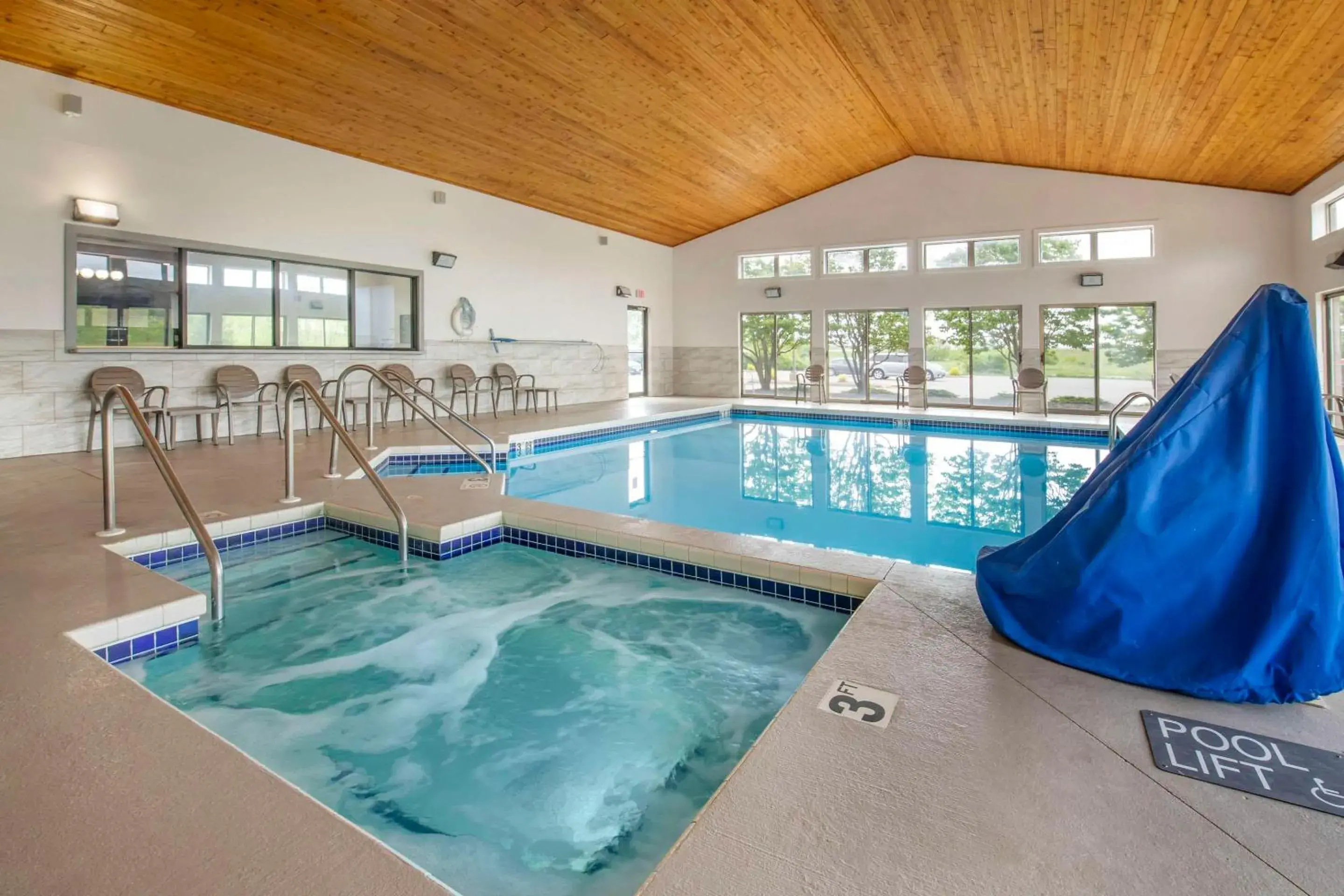 Swimming pool in Comfort Inn & Suites Swimming pool in Comfort Inn & Suites