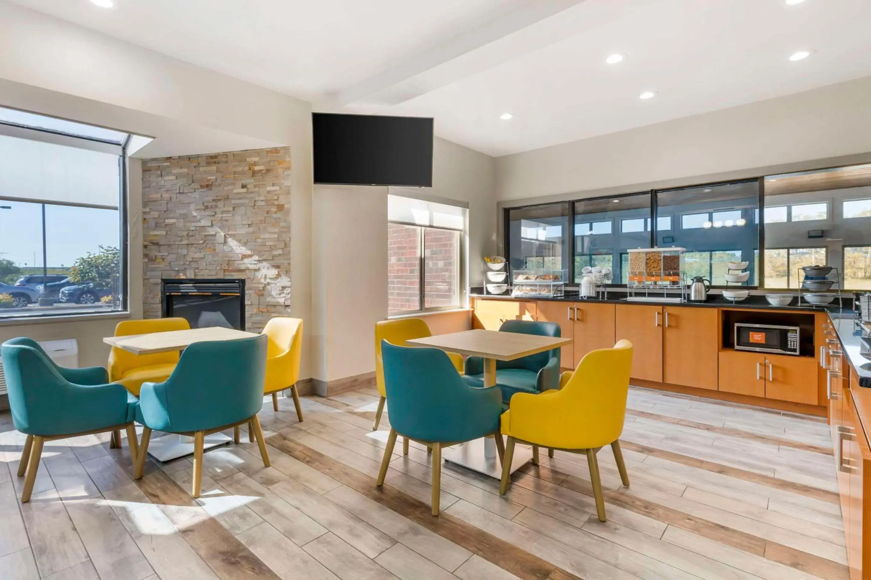 Breakfast in Comfort Inn & Suites Breakfast in Comfort Inn & Suites