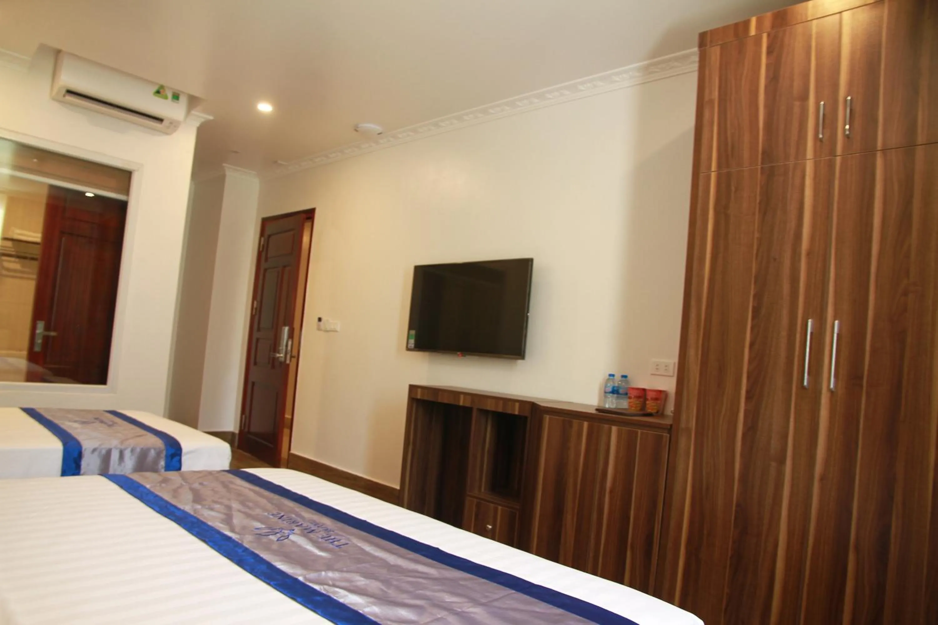 Communal lounge/ TV room, Bed in Khách sạn Hải Quân - The Marine Hotel