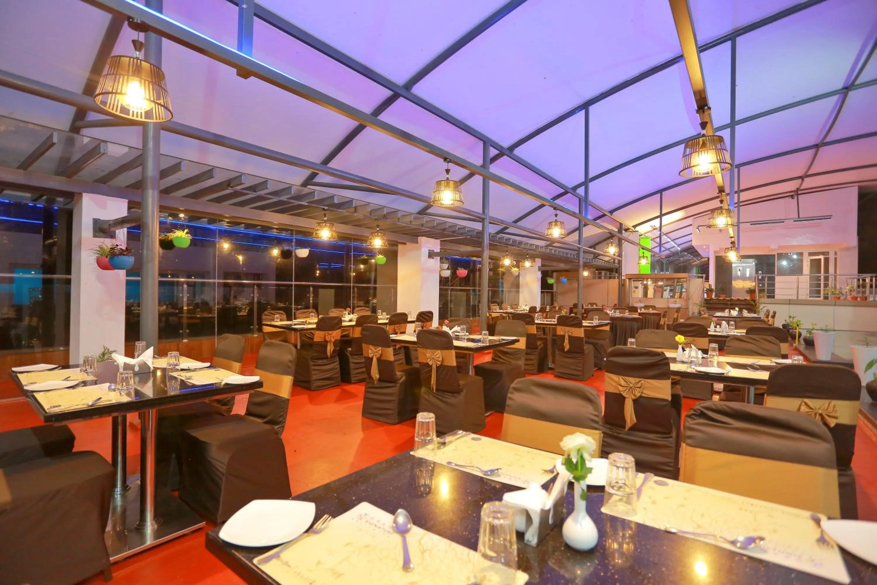 Restaurant/places to eat in Grand Signature Hotel & spa