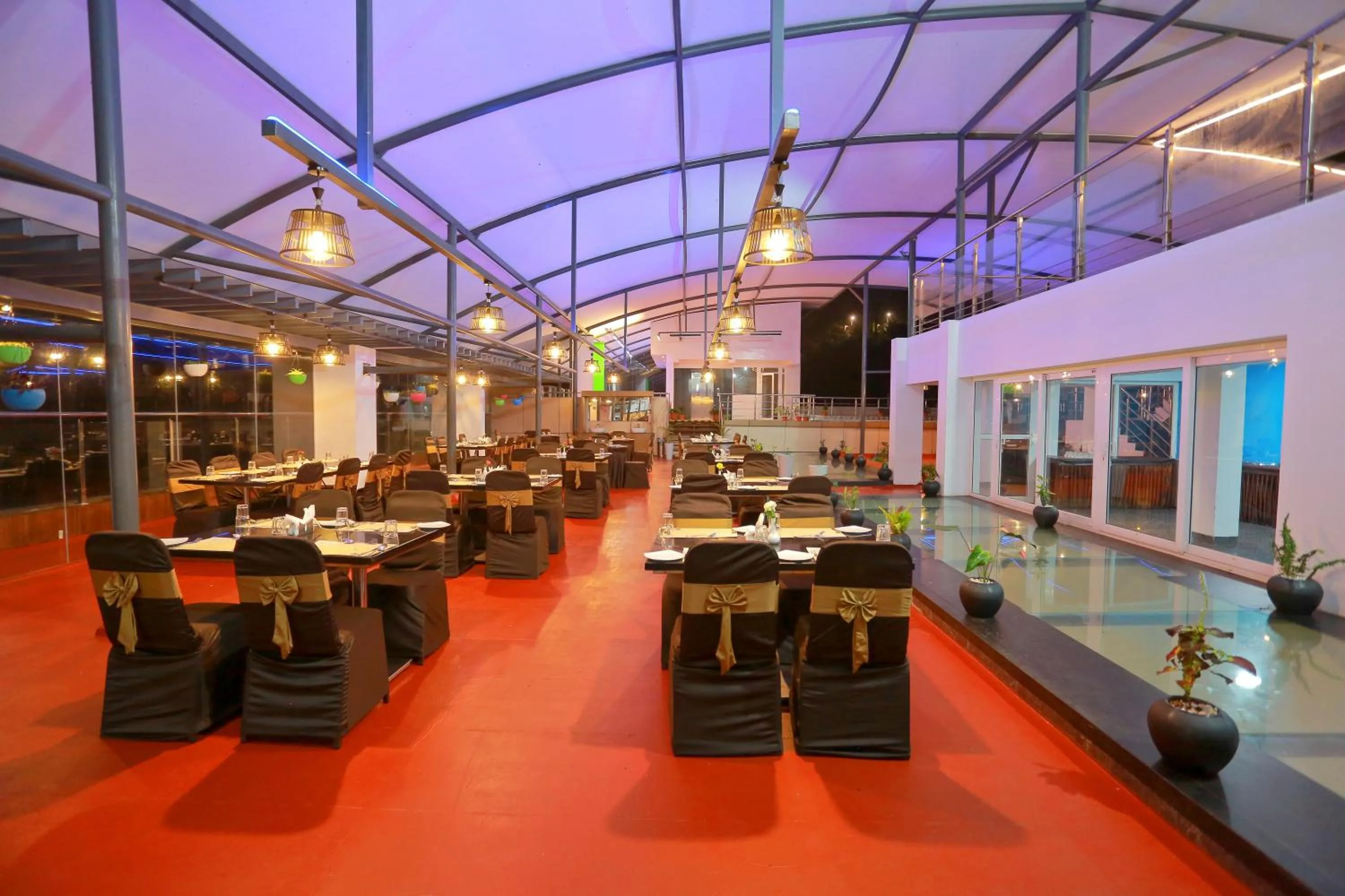 Restaurant/places to eat in Grand Signature Hotel & spa