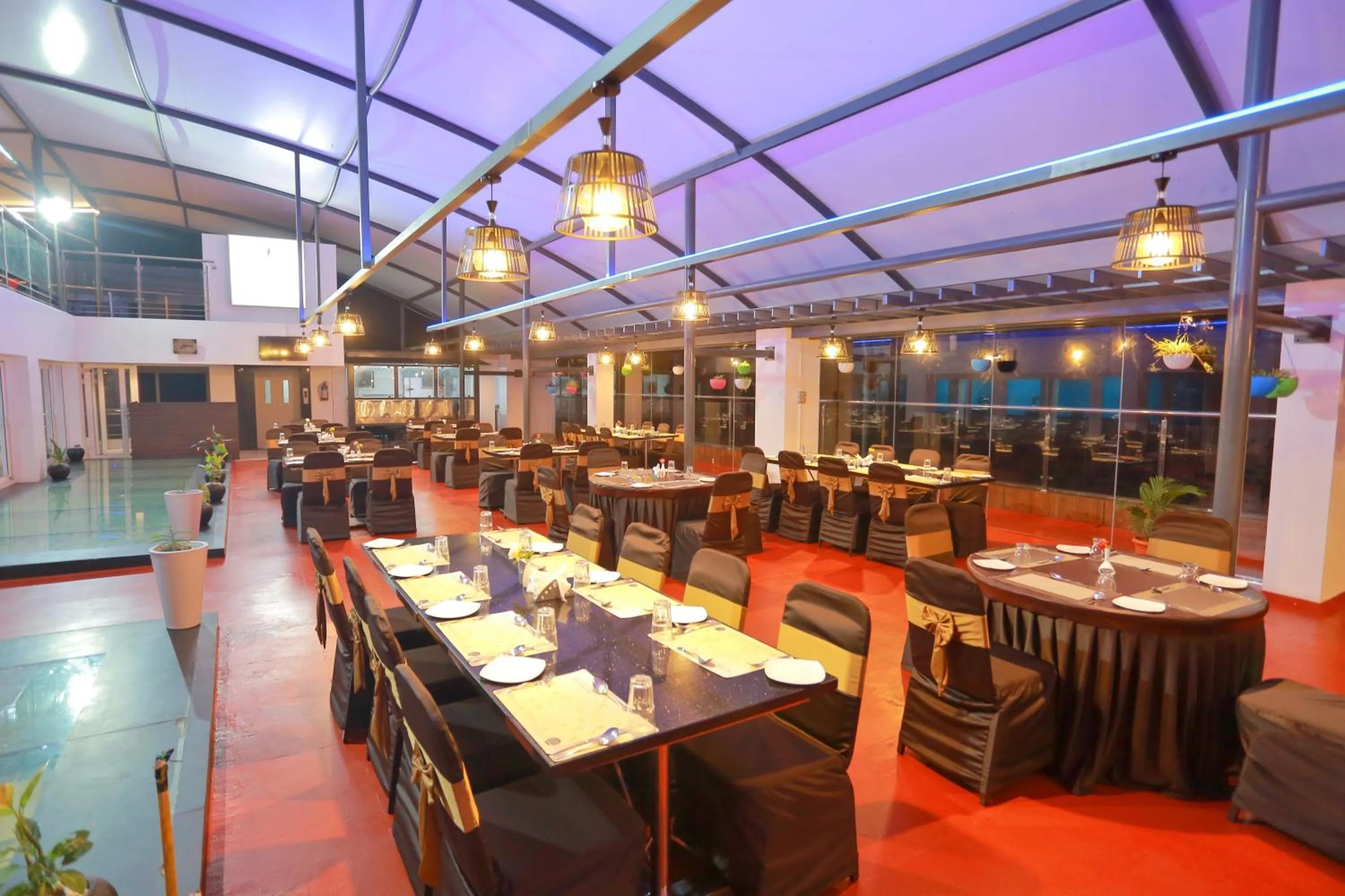 Restaurant/places to eat in Grand Signature Hotel & spa