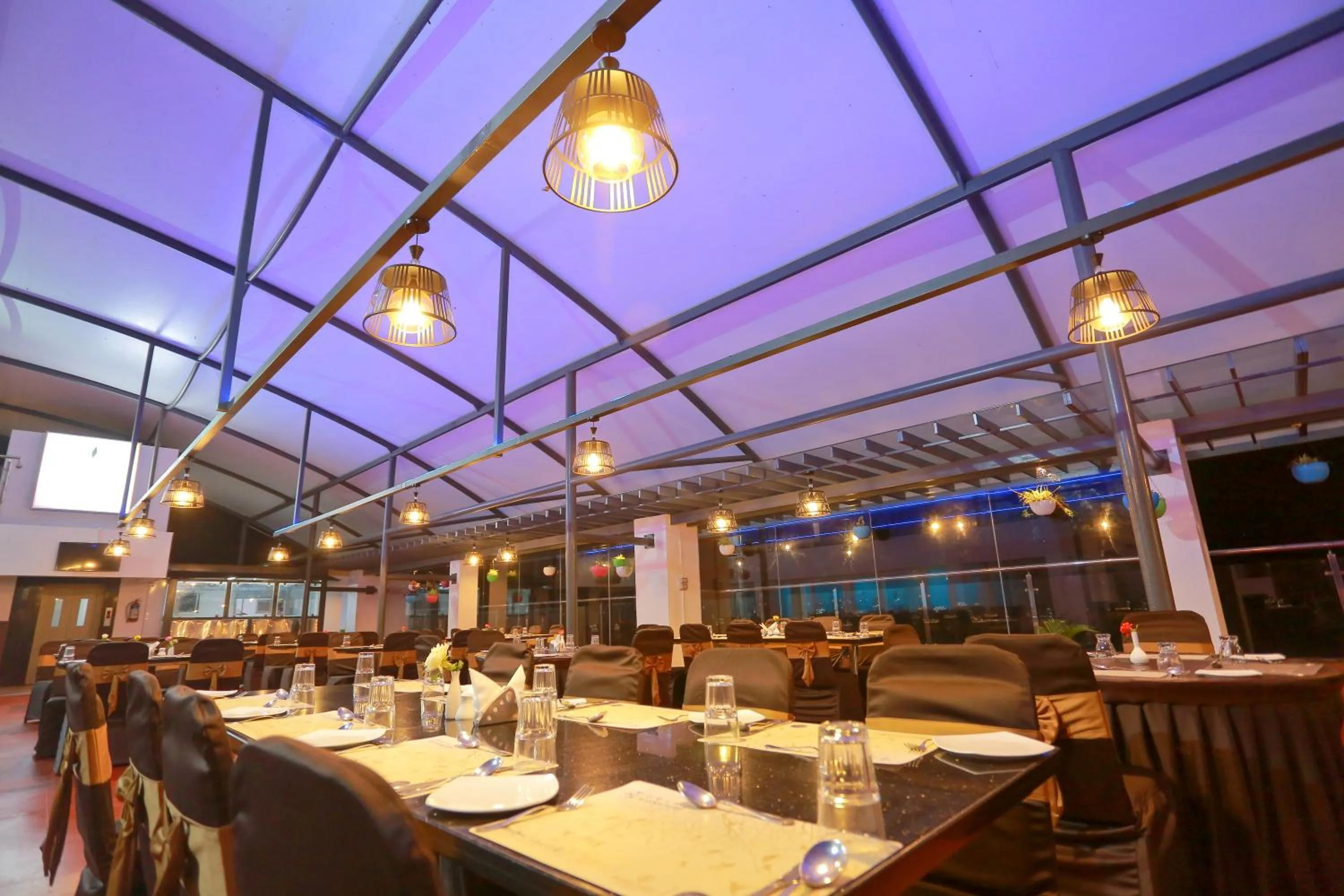 Restaurant/places to eat in Grand Signature Hotel & spa