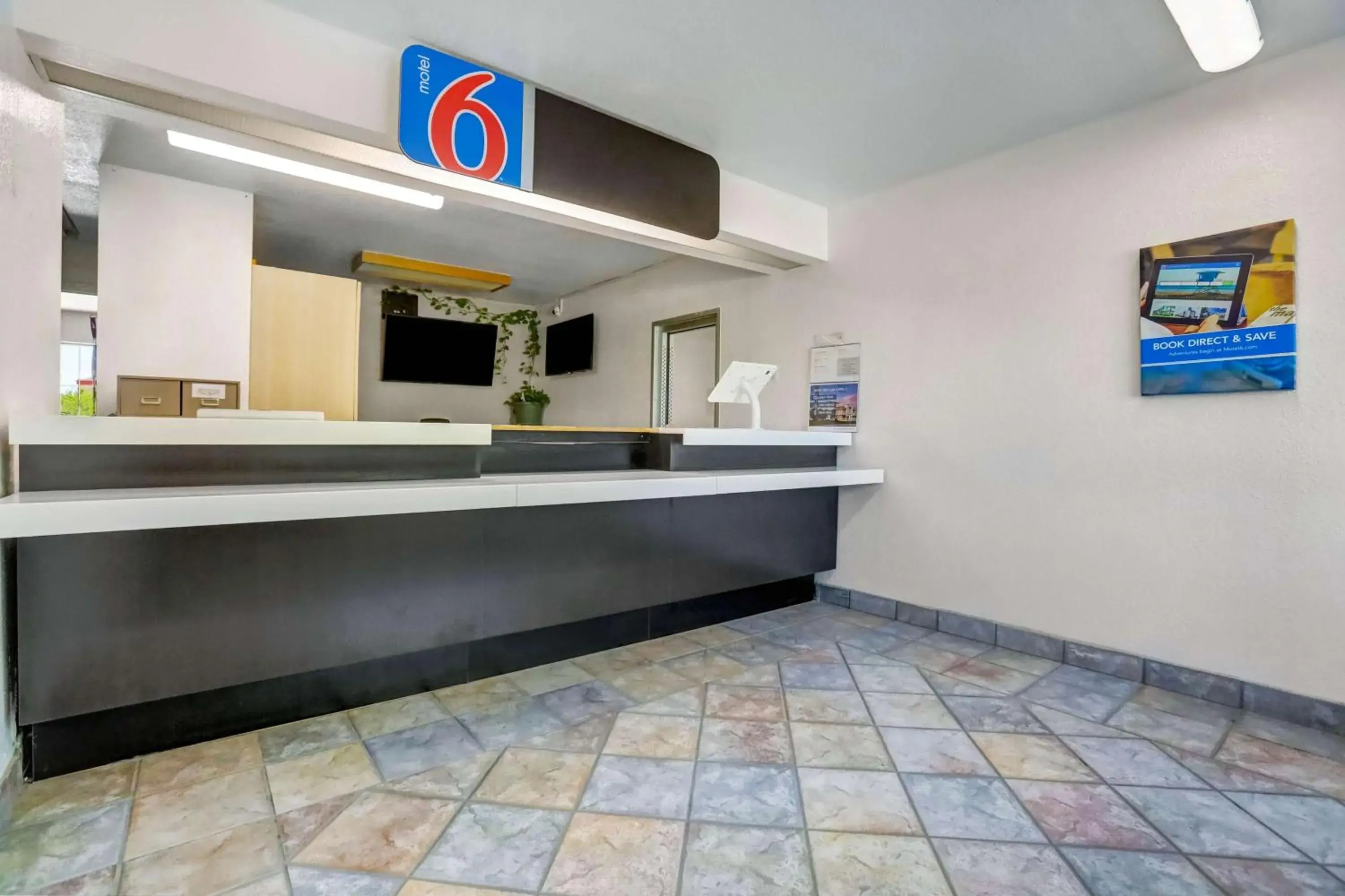 Lobby or reception in Motel 6-Red Bluff, CA Lobby or reception in Motel 6-Red Bluff, CA