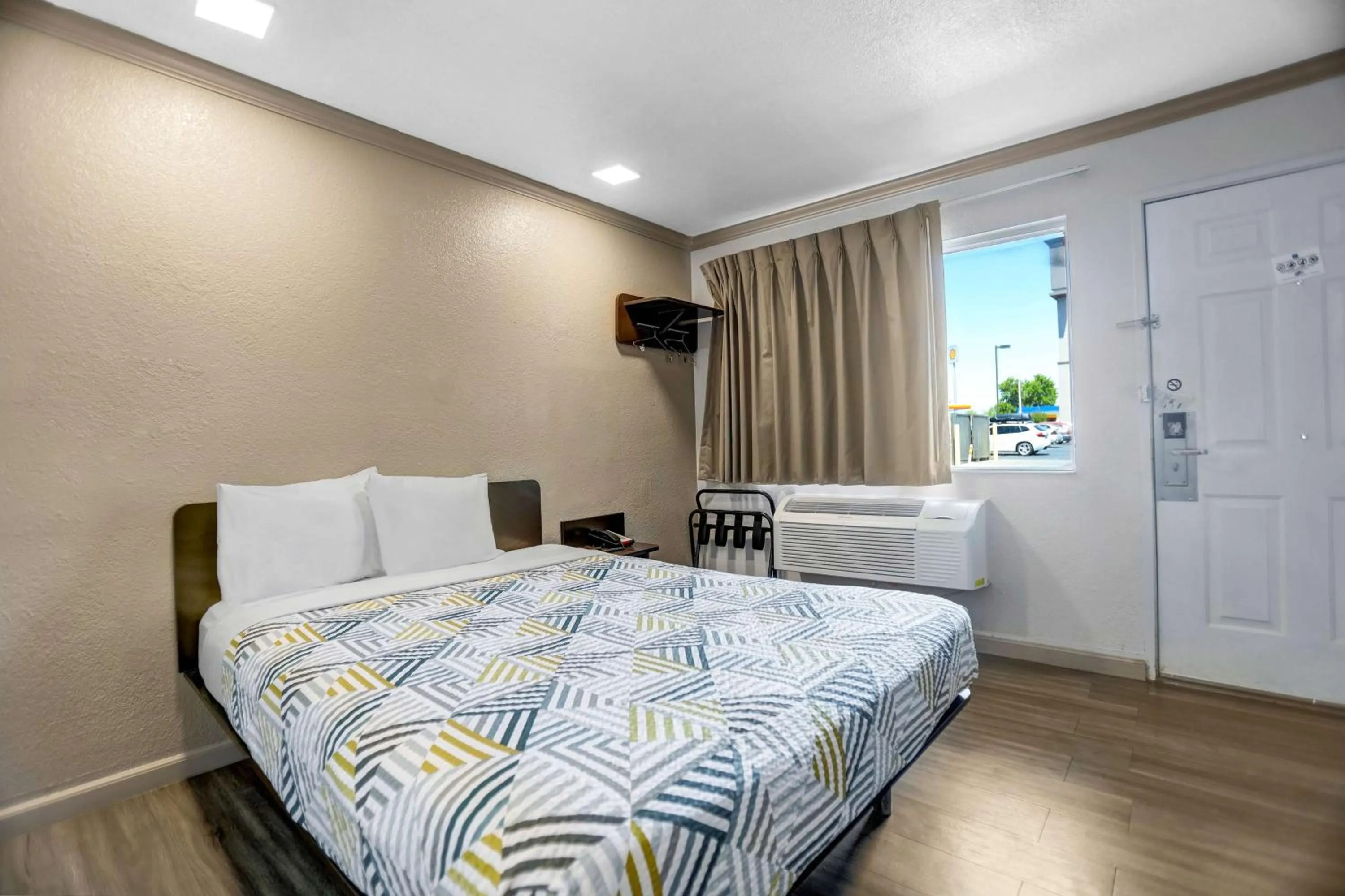 Photo of the whole room, Bed in Motel 6-Red Bluff, CA