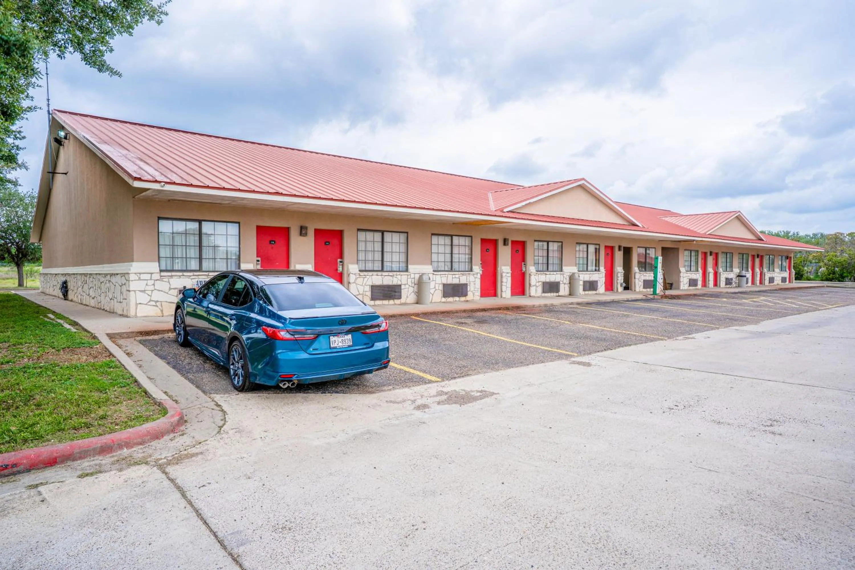 Parking in Texan Inn By OYO Beeville US-181