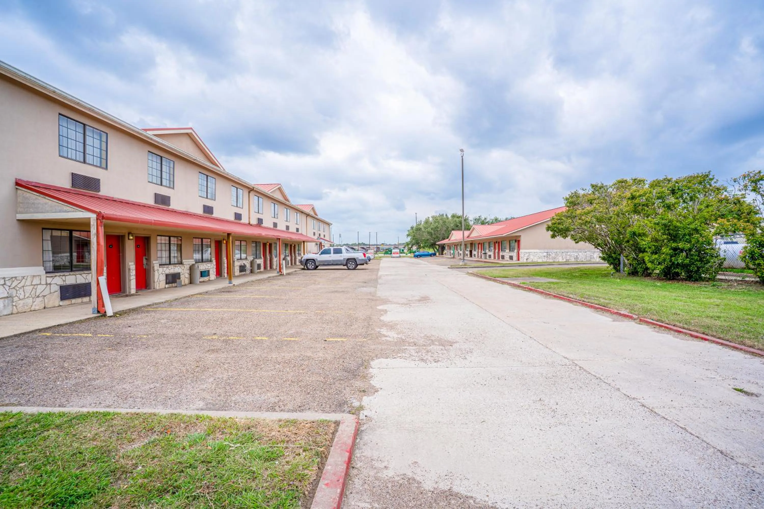 Parking in Texan Inn By OYO Beeville US-181