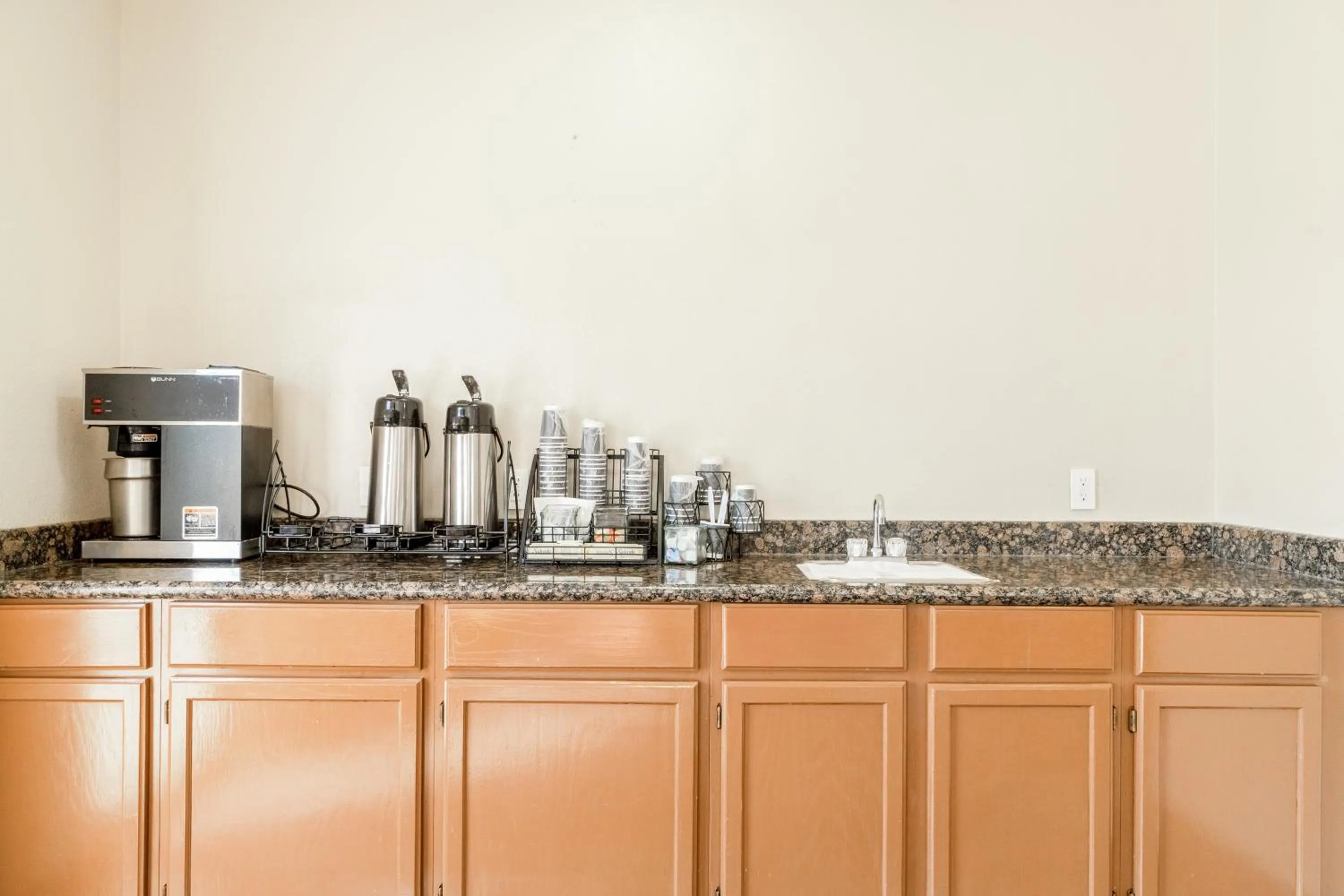 Coffee/tea facilities in Texan Inn By OYO Beeville US-181