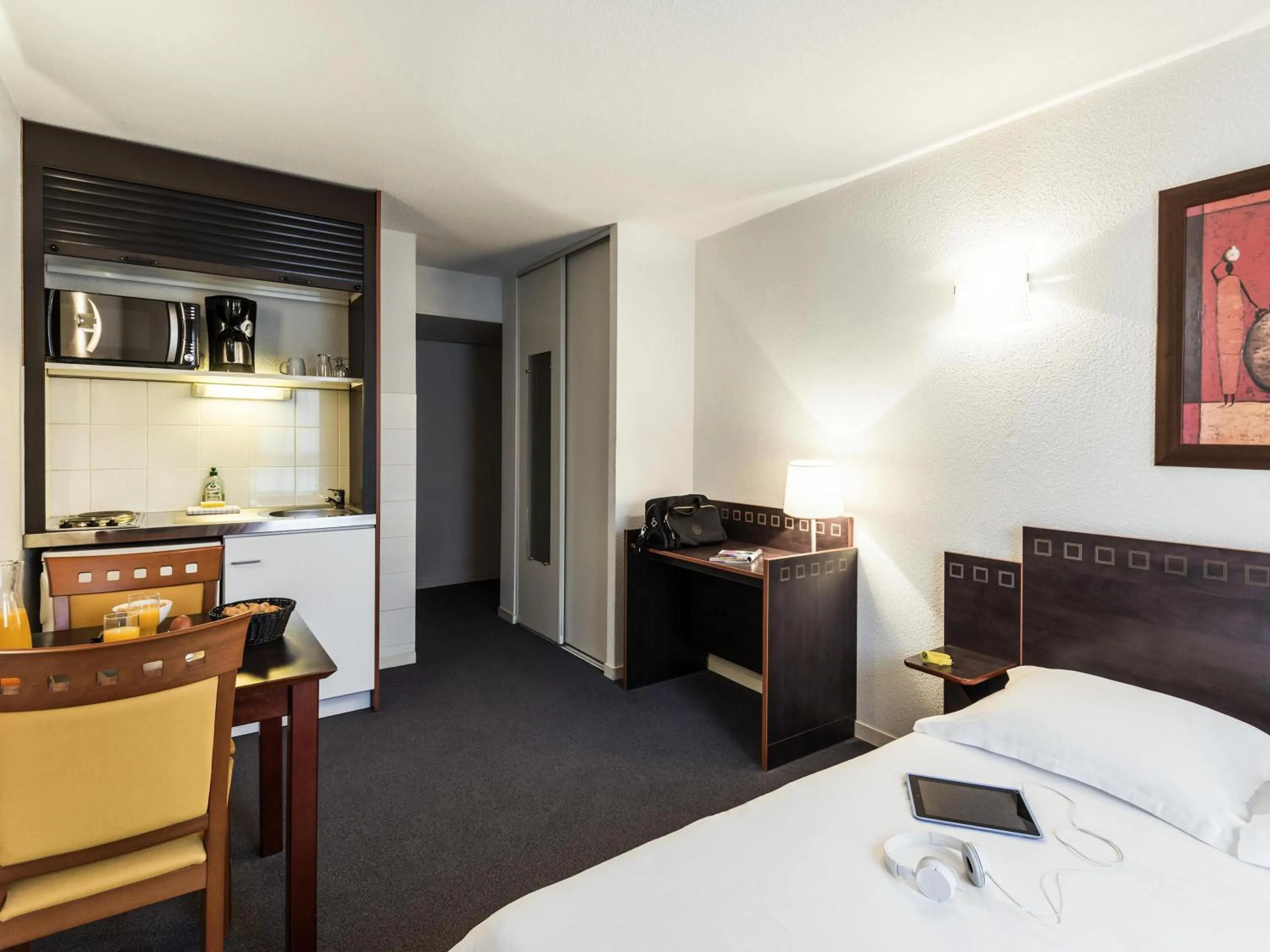 Bedroom, Bed in Aparthotel Adagio Access Toulouse Jolimont
