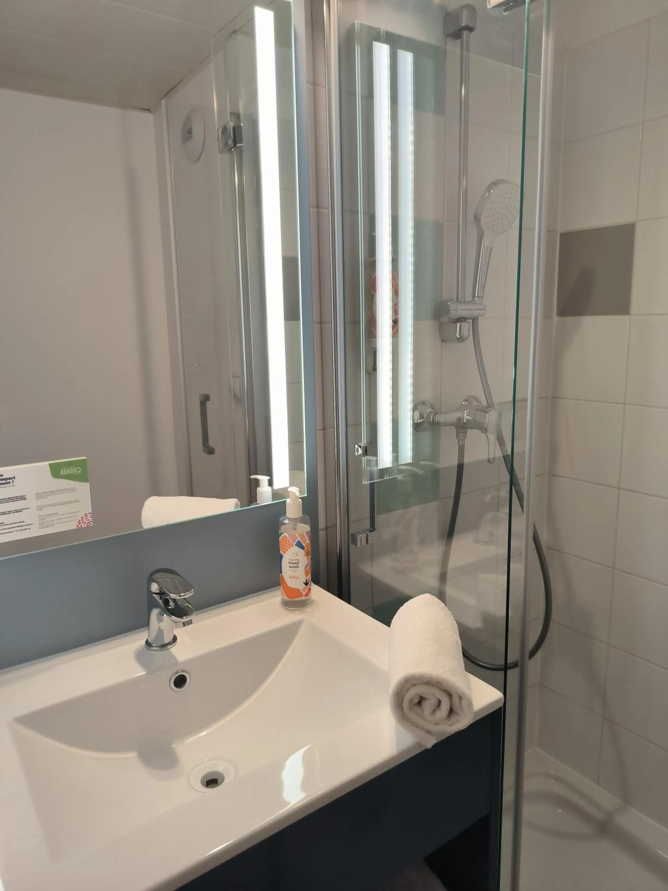 Shower in Aparthotel Adagio Access Toulouse Jolimont