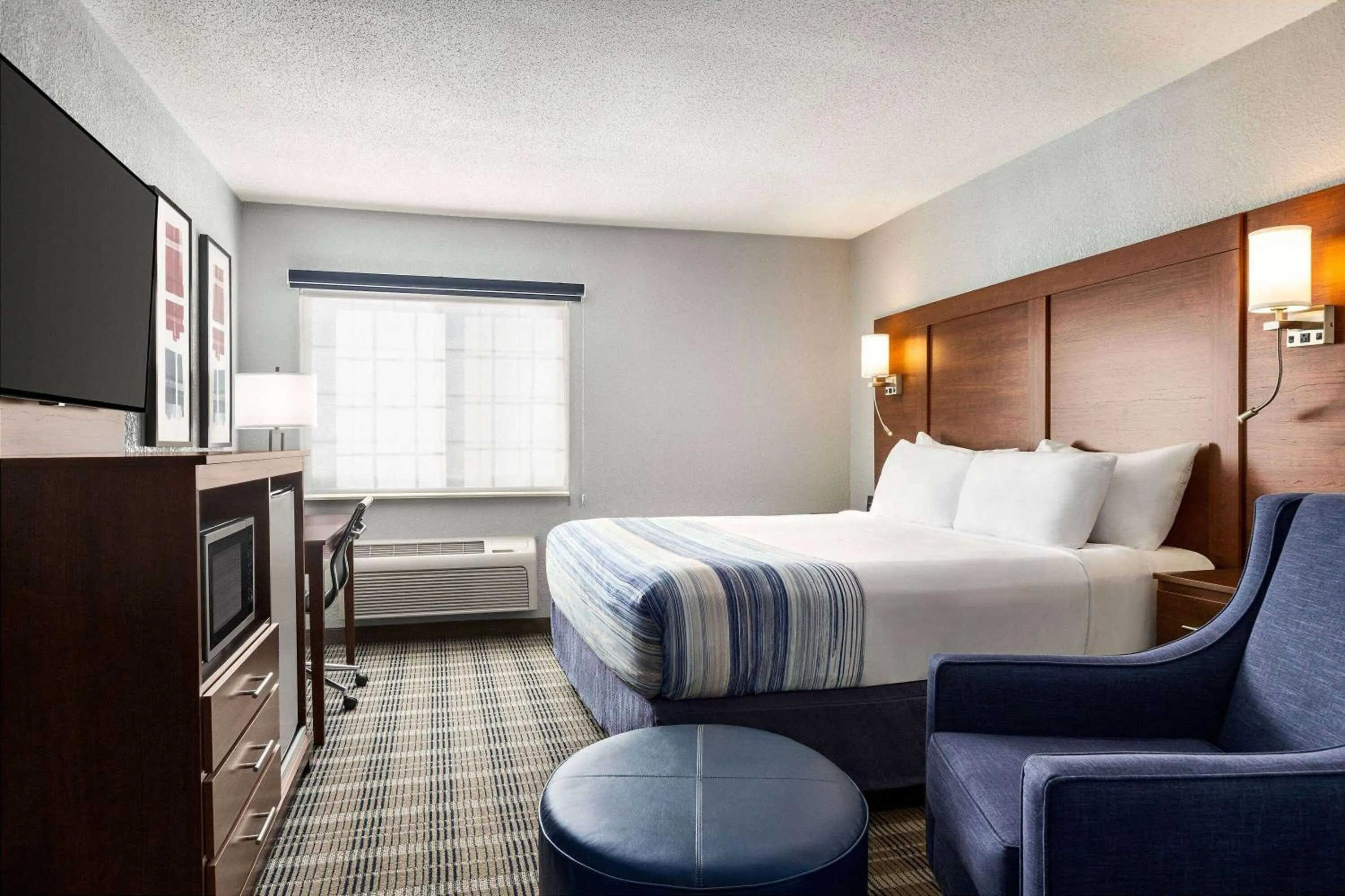 Photo of the whole room, Bed in AmericInn by Wyndham Williamsburg