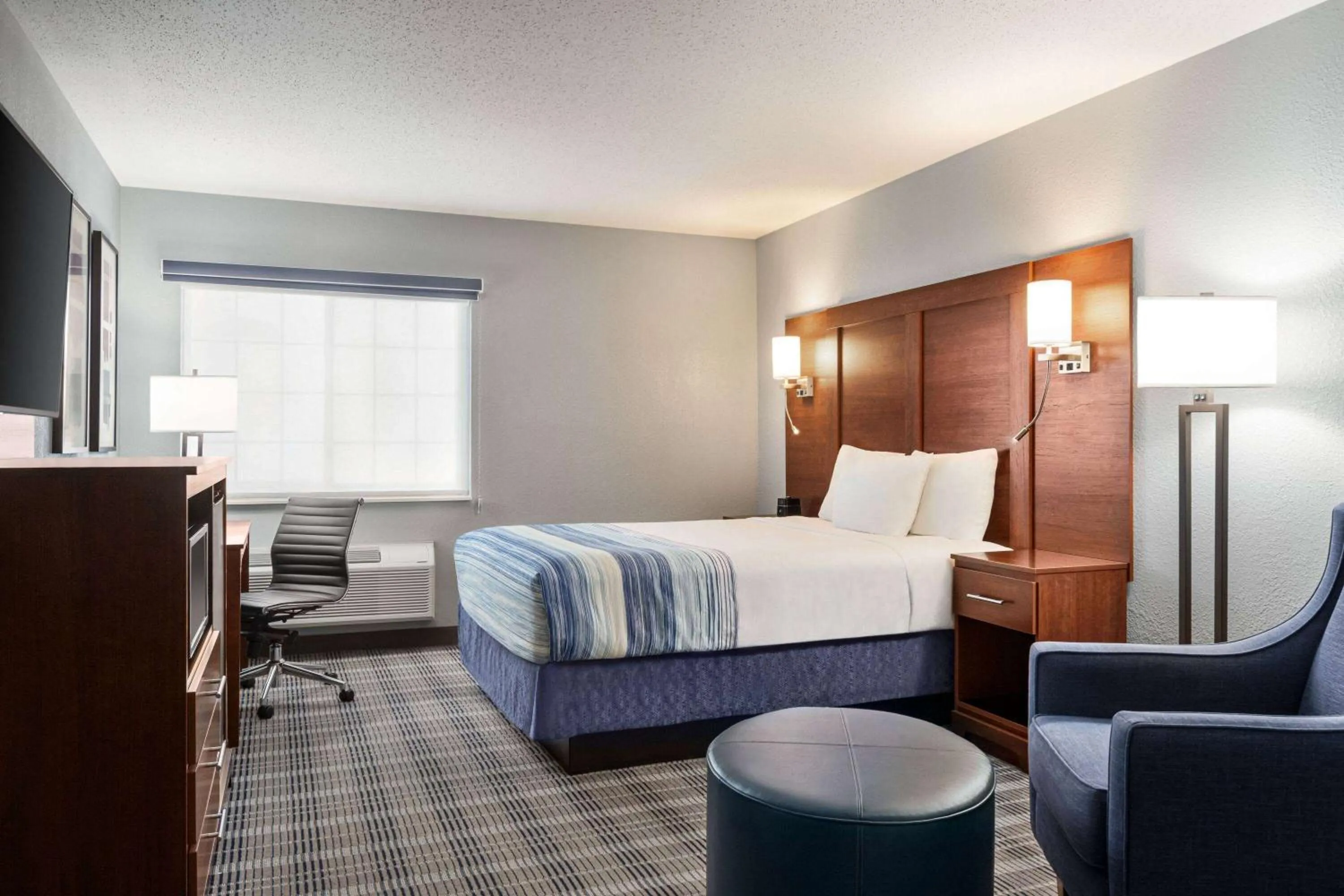 Photo of the whole room, Bed in AmericInn by Wyndham Williamsburg