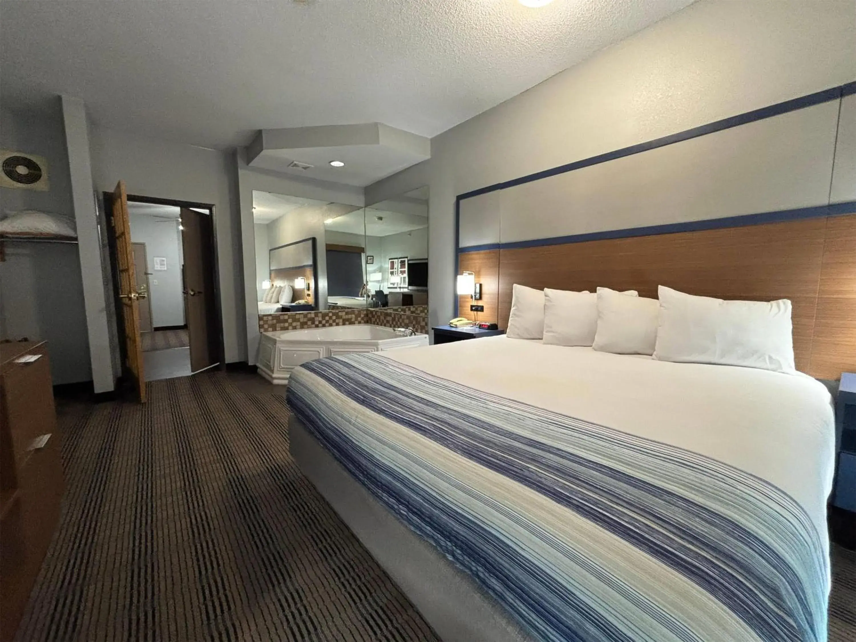 One-Bedroom Deluxe King Suite - Non-Smoking in AmericInn by Wyndham, Galesburg, IL One-Bedroom Deluxe King Suite - Non-Smoking in AmericInn by Wyndham, Galesburg, IL