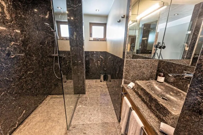 Shower in Skilodge Oberlech