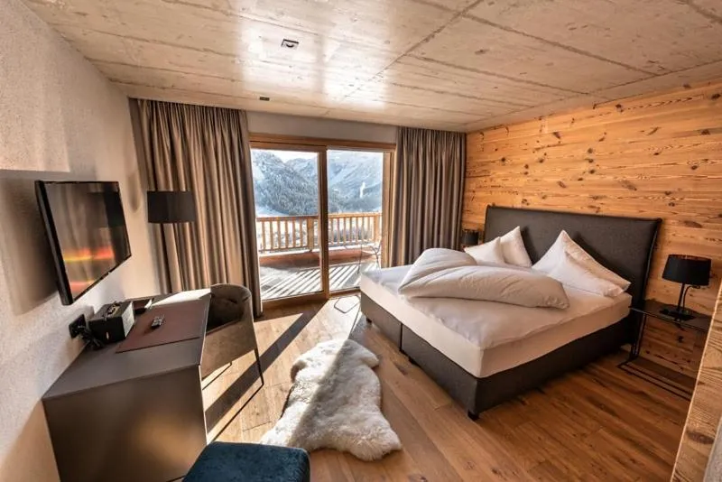 Photo of the whole room, Bed in Skilodge Oberlech