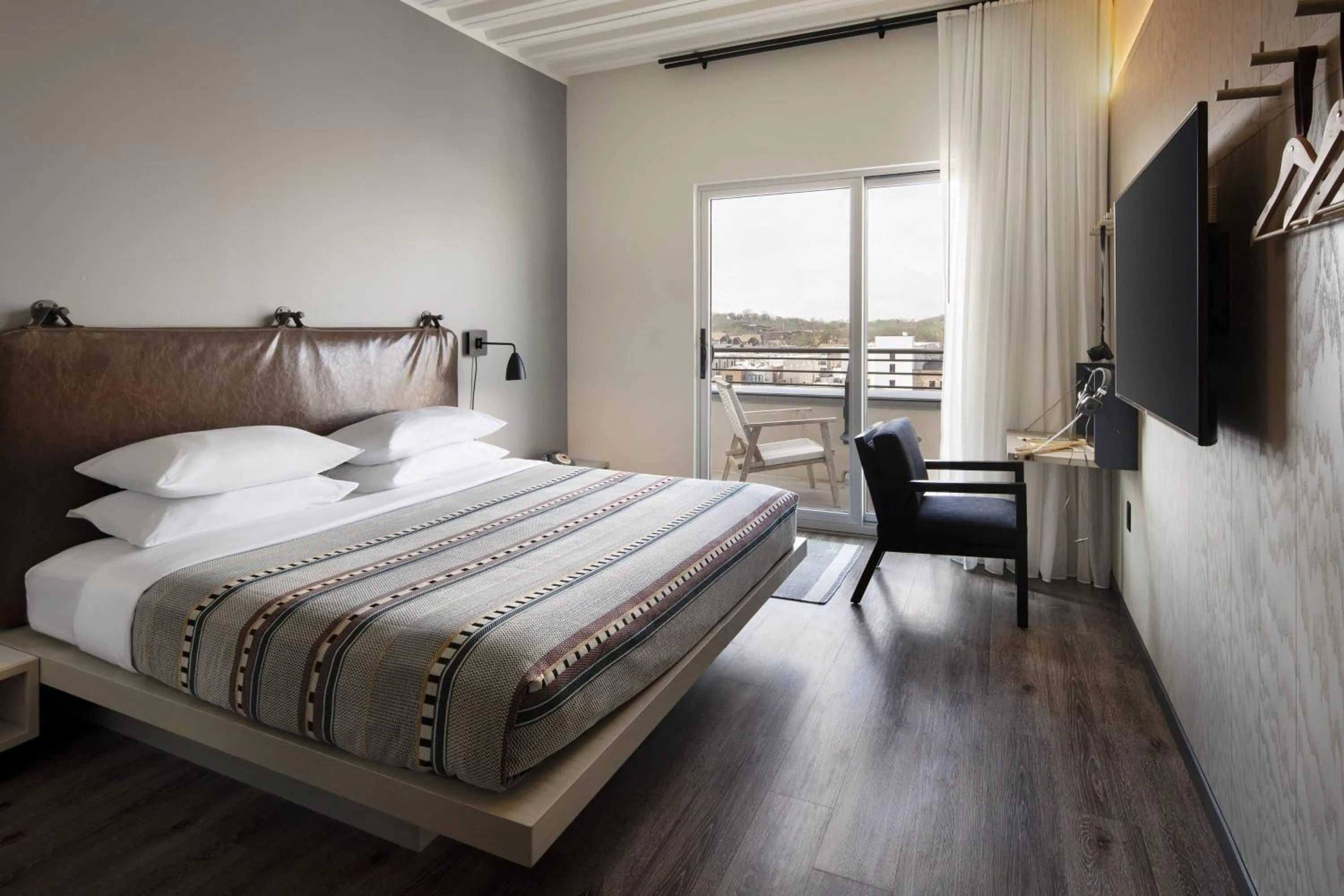 Photo of the whole room, Bed in Moxy Nashville Vanderbilt Area