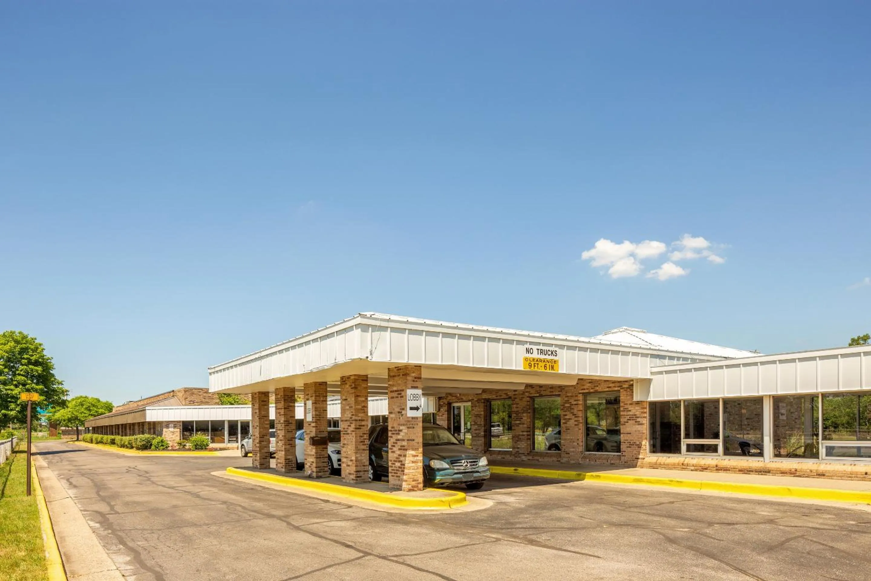 Facade/entrance in OYO Hotel Mona Lake Muskegon
