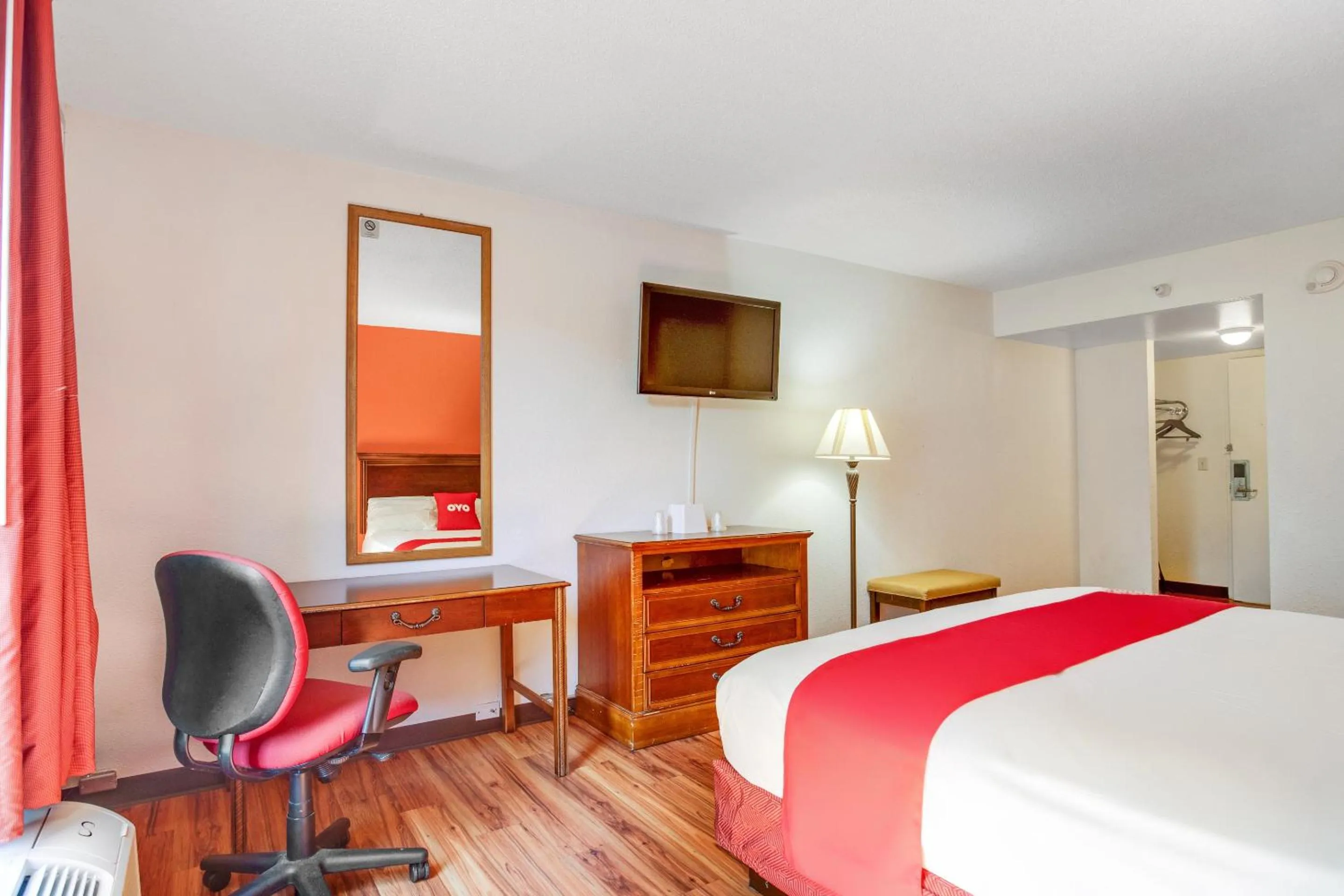 Bedroom, Bed in OYO Hotel Mona Lake Muskegon