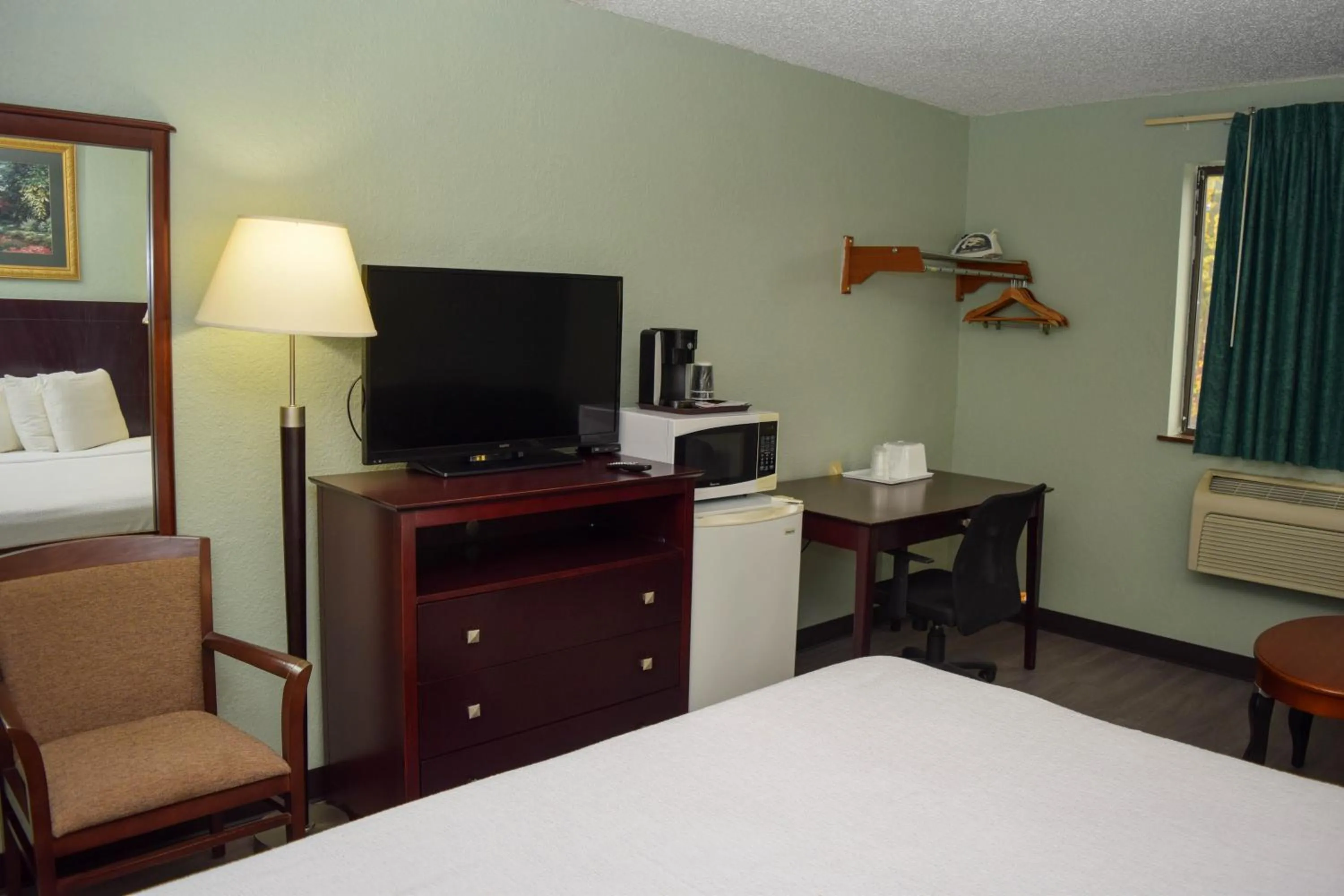 TV and multimedia, Bed in Corning Inn