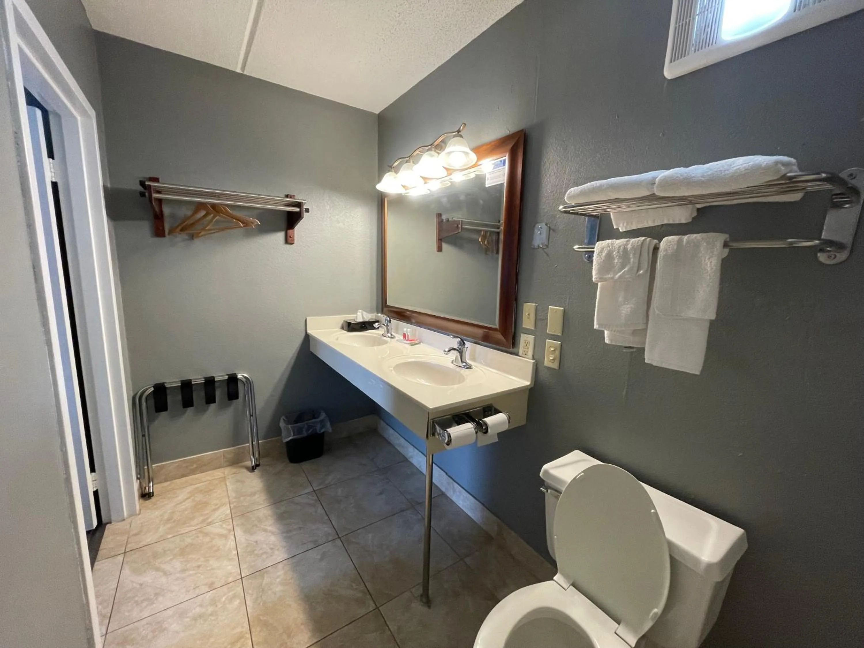 Bathroom in Econo Lodge Forest City