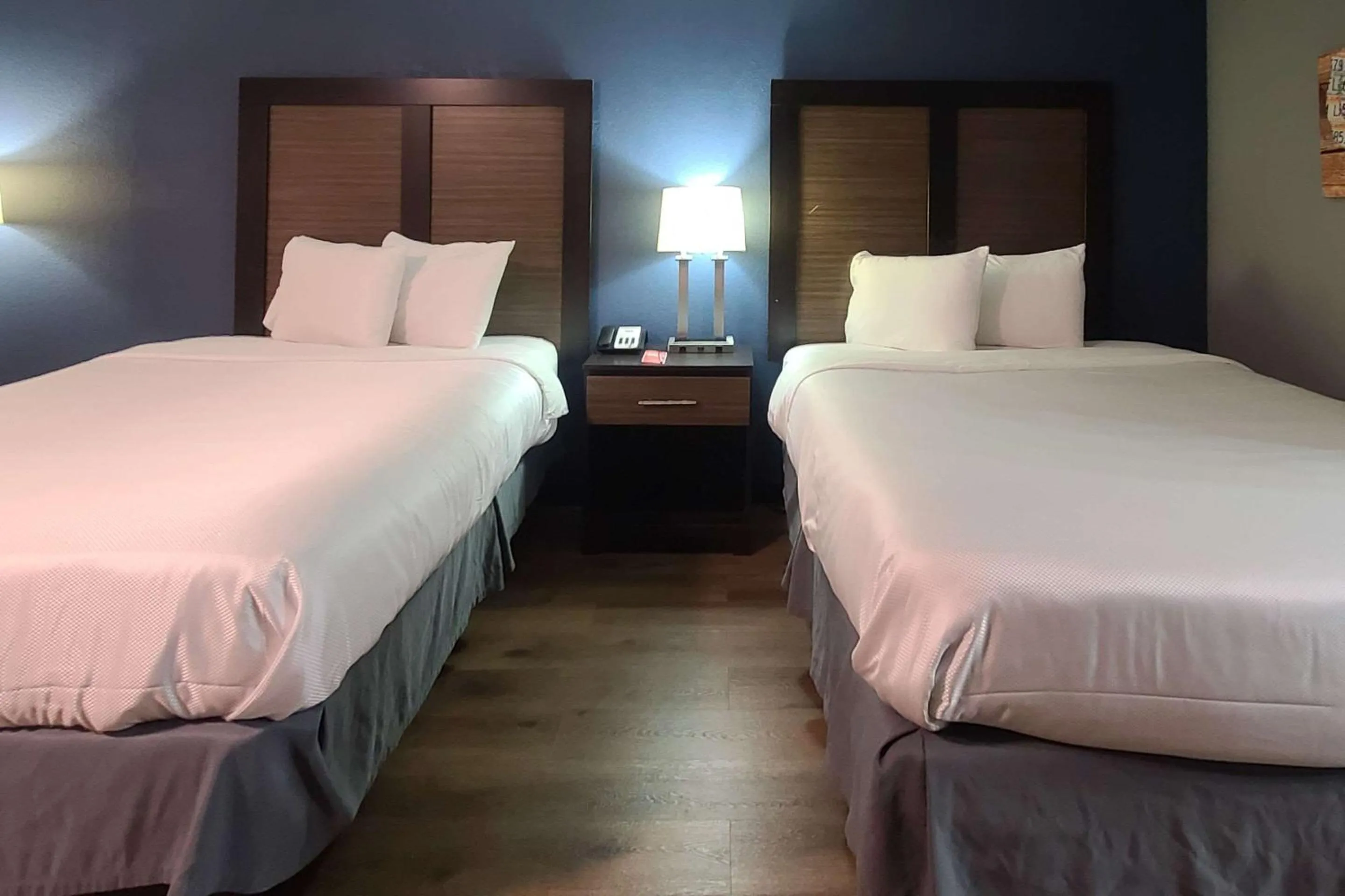 Bedroom, Bed in Econo Lodge Forest City