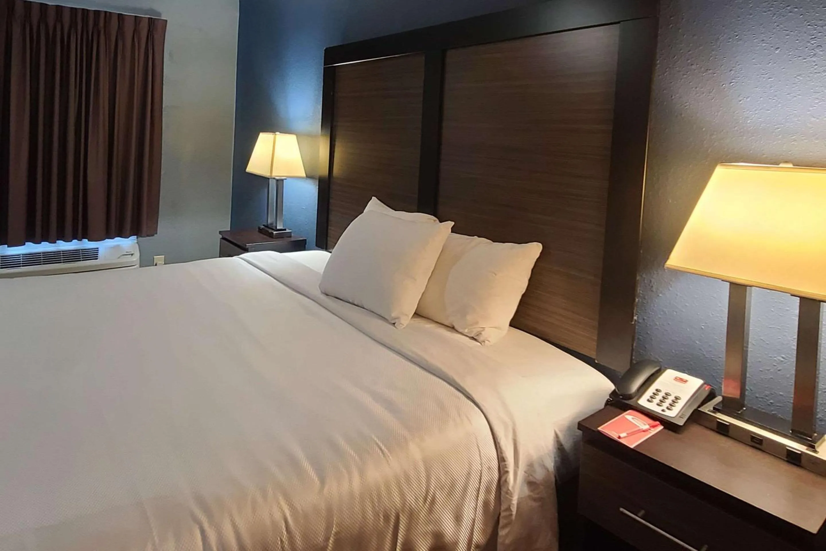 Bedroom, Bed in Econo Lodge Forest City