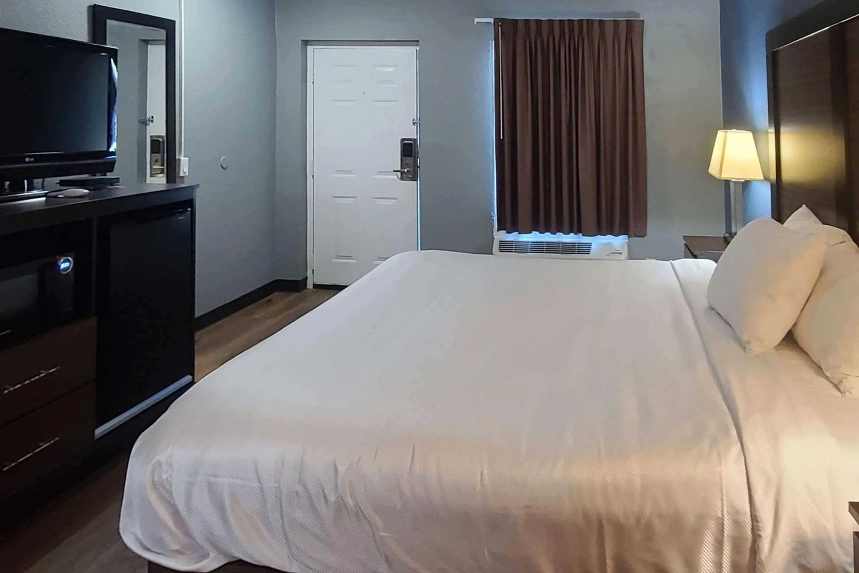 Bedroom, Bed in Econo Lodge Forest City