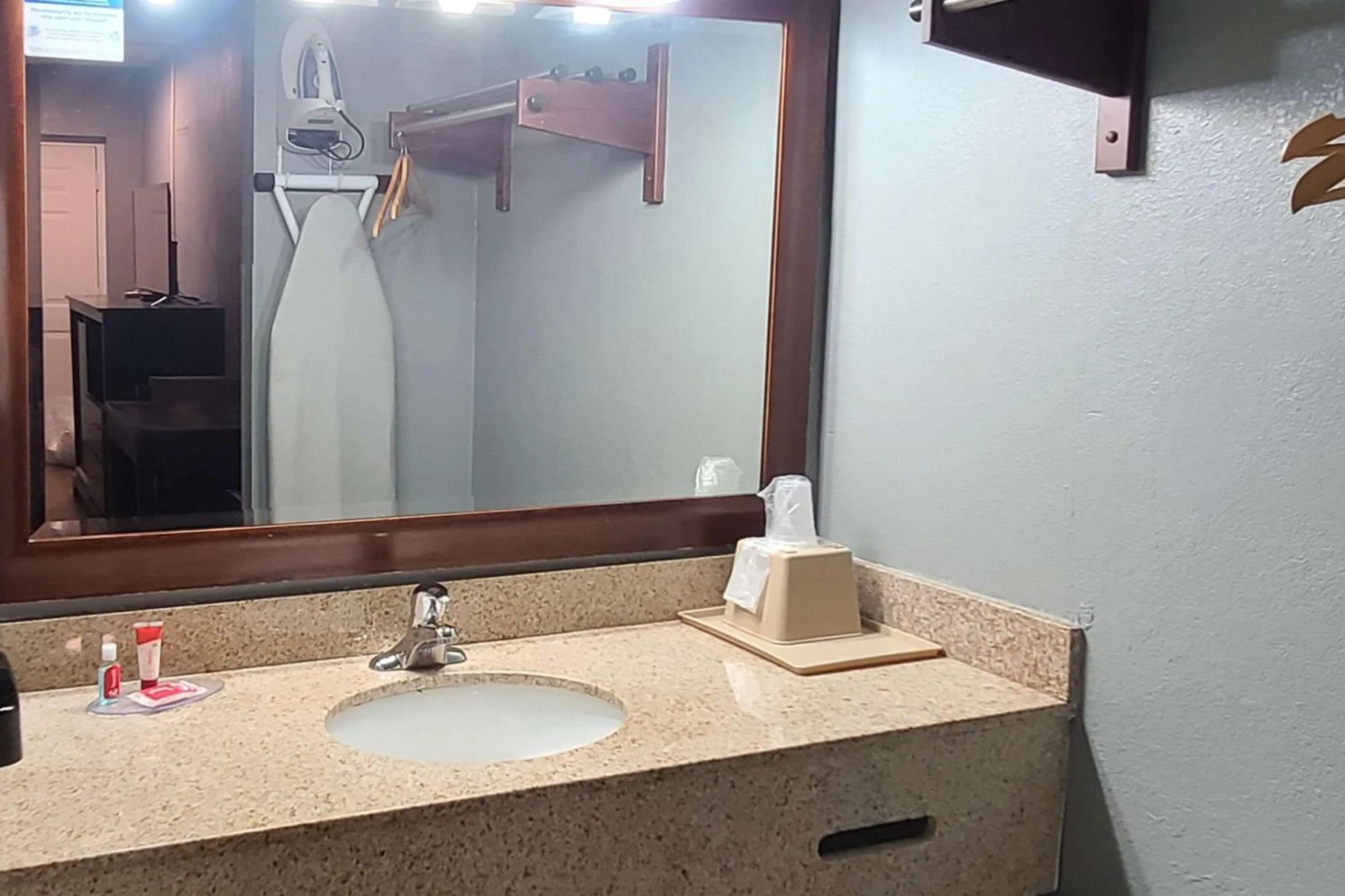 Bedroom in Econo Lodge Forest City