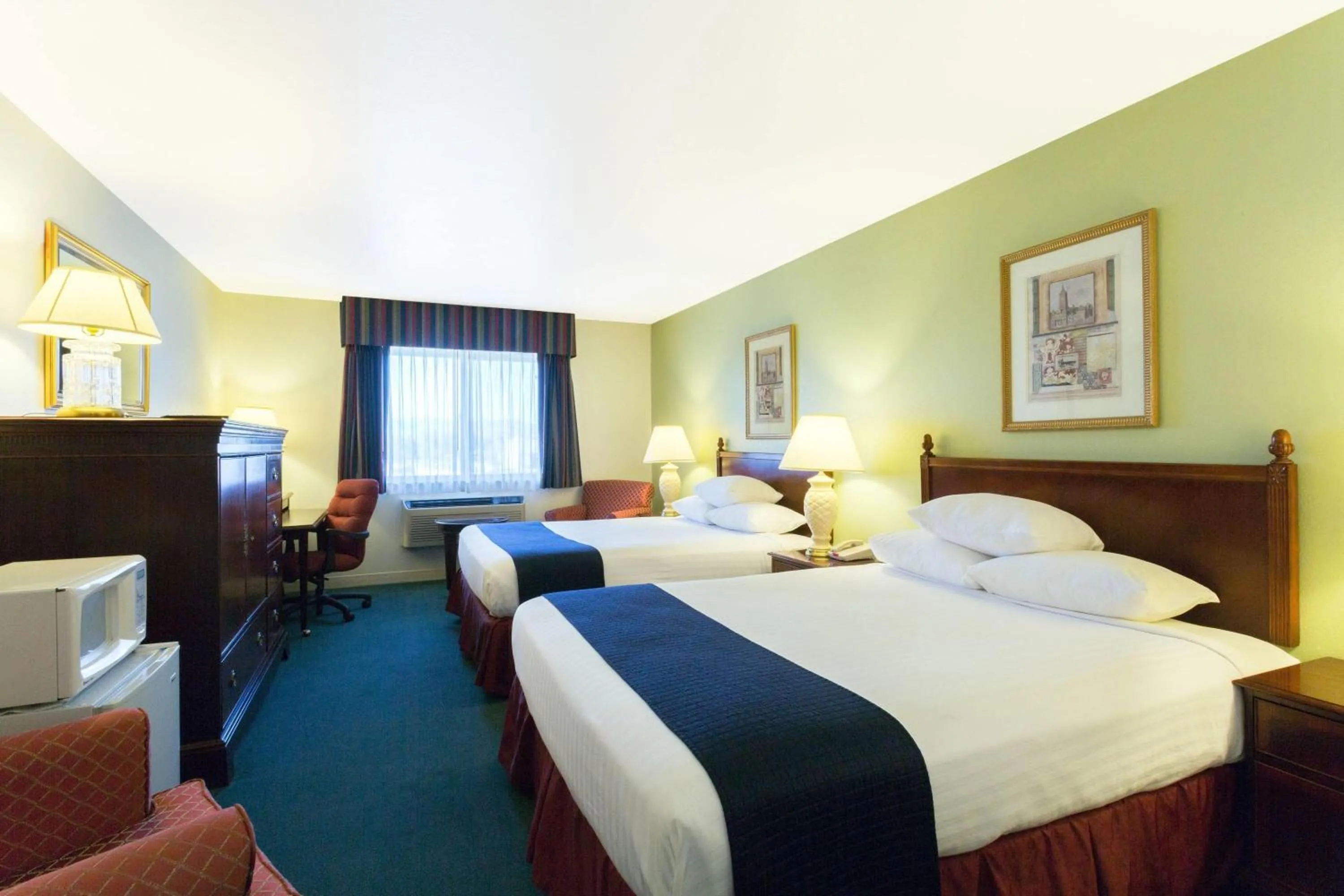 Photo of the whole room, Bed in Super 8 by Wyndham Montpelier