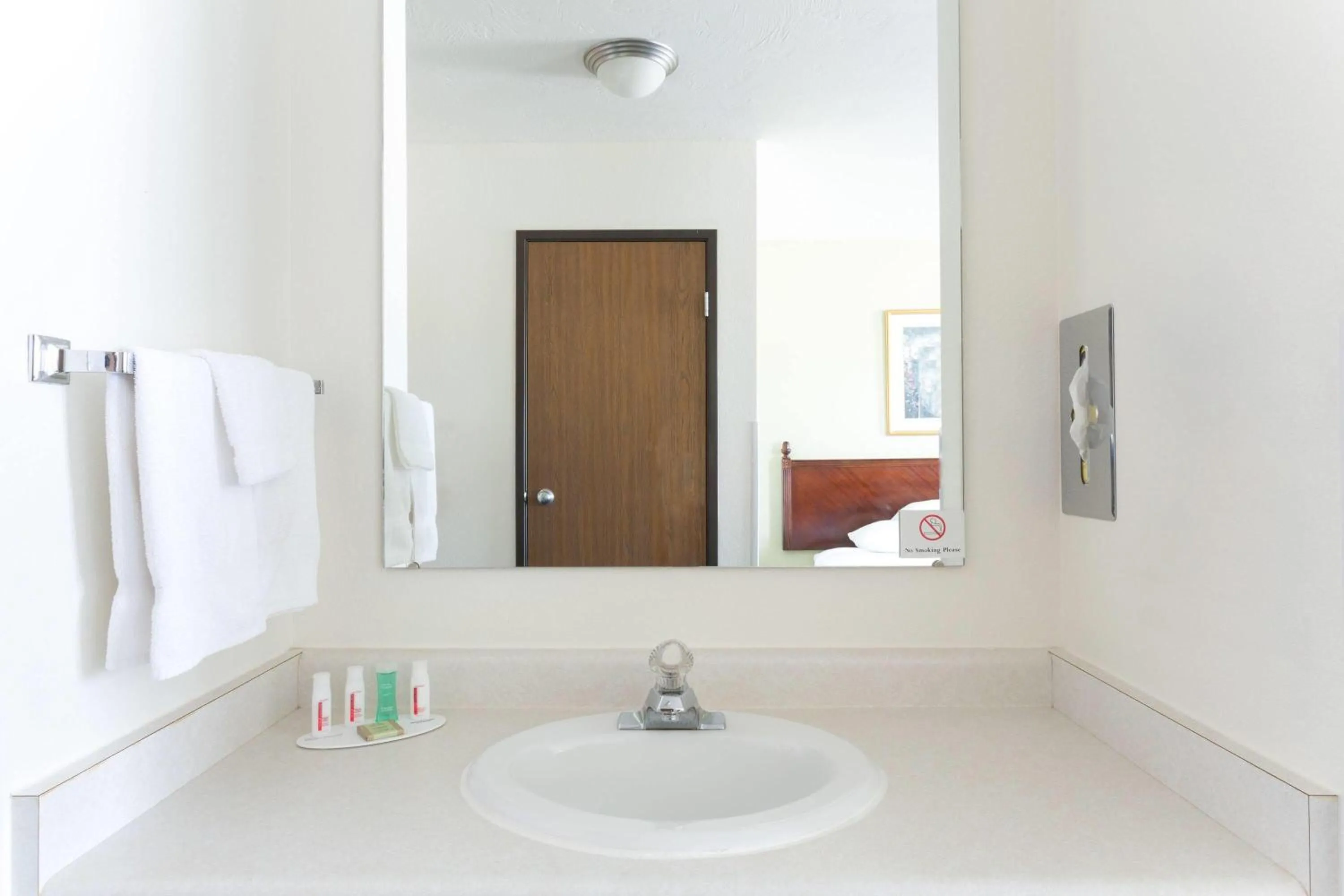 Photo of the whole room in Super 8 by Wyndham Montpelier