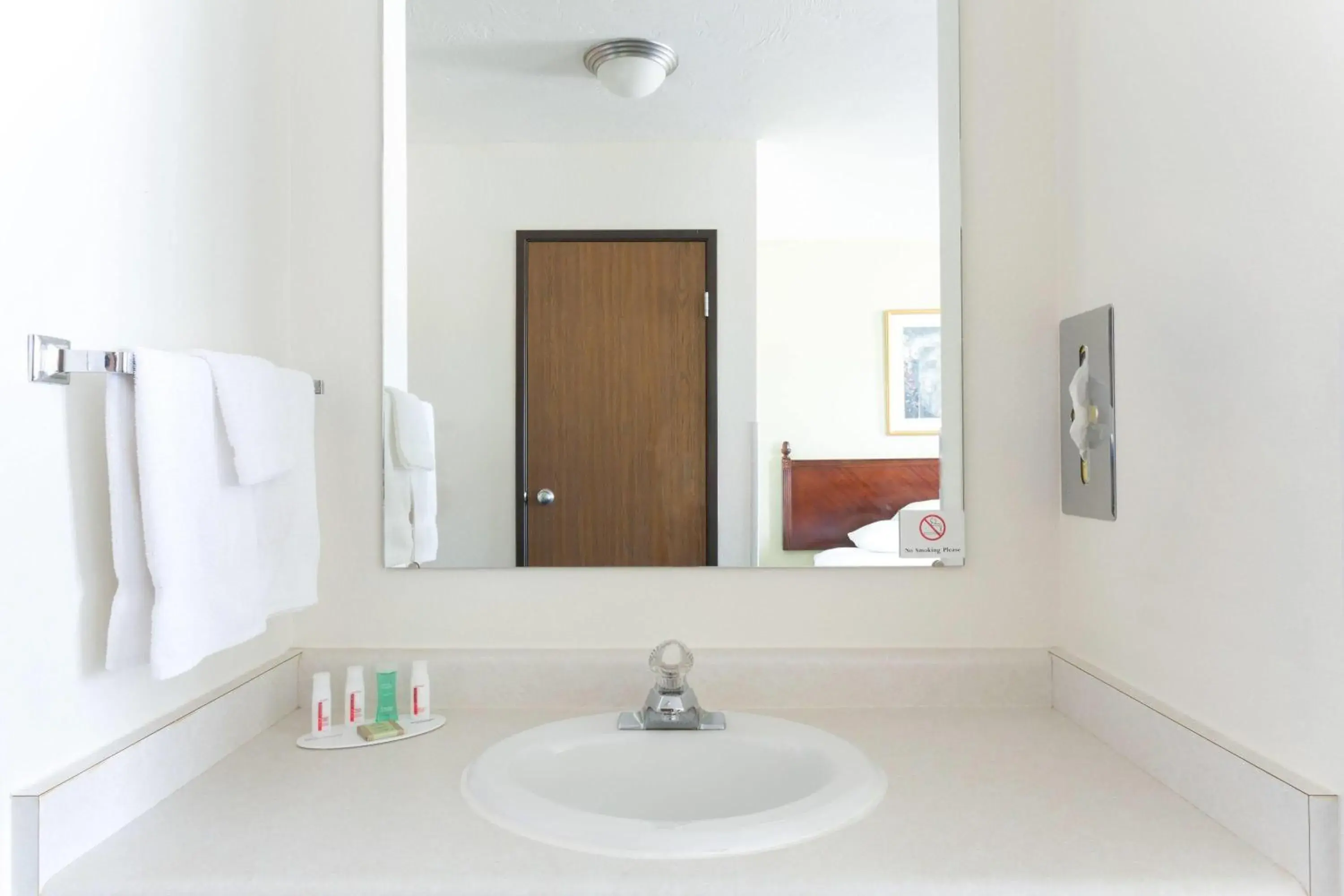 Photo of the whole room in Super 8 by Wyndham Montpelier Photo of the whole room in Super 8 by Wyndham Montpelier