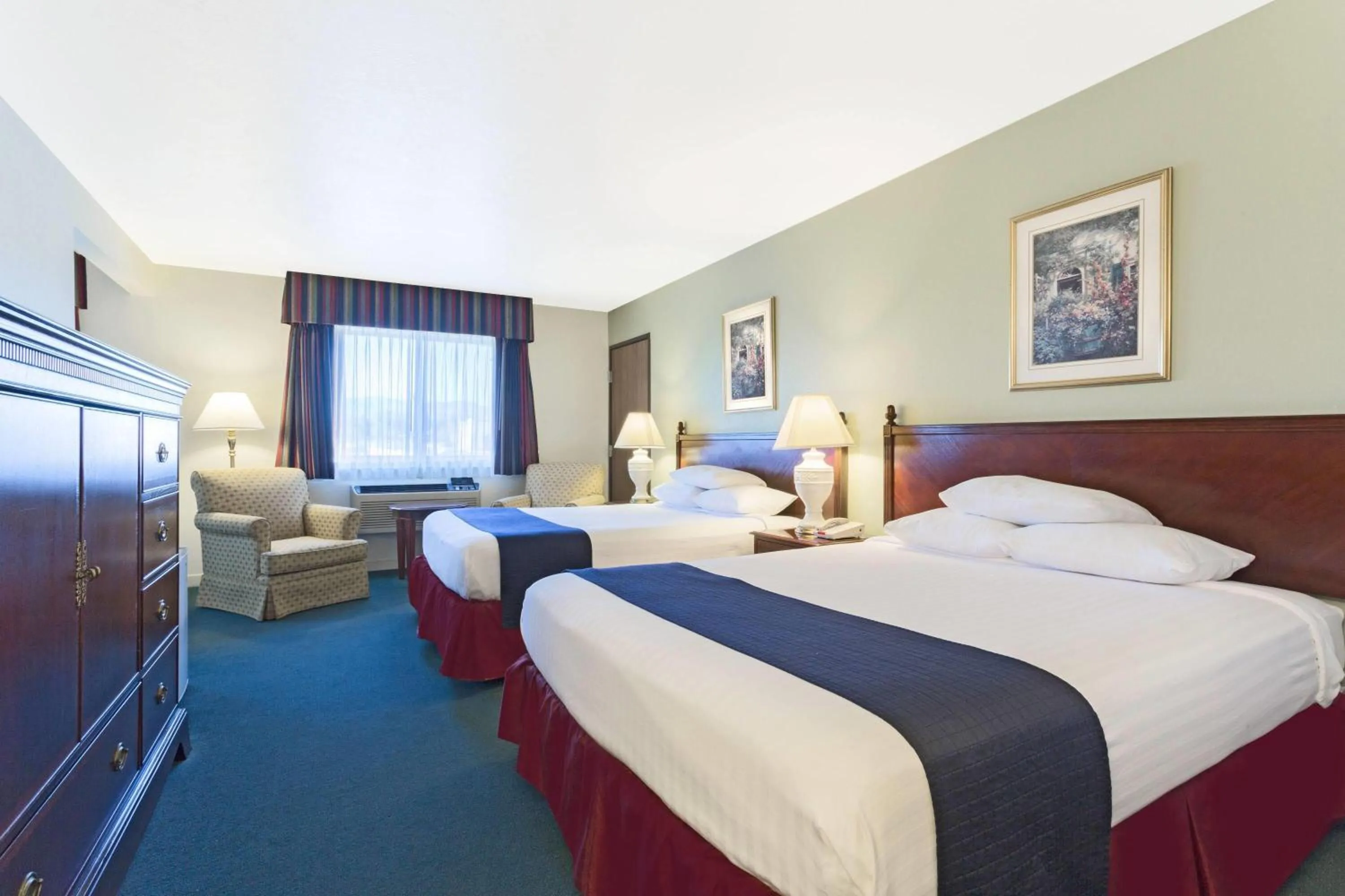 Photo of the whole room, Bed in Super 8 by Wyndham Montpelier